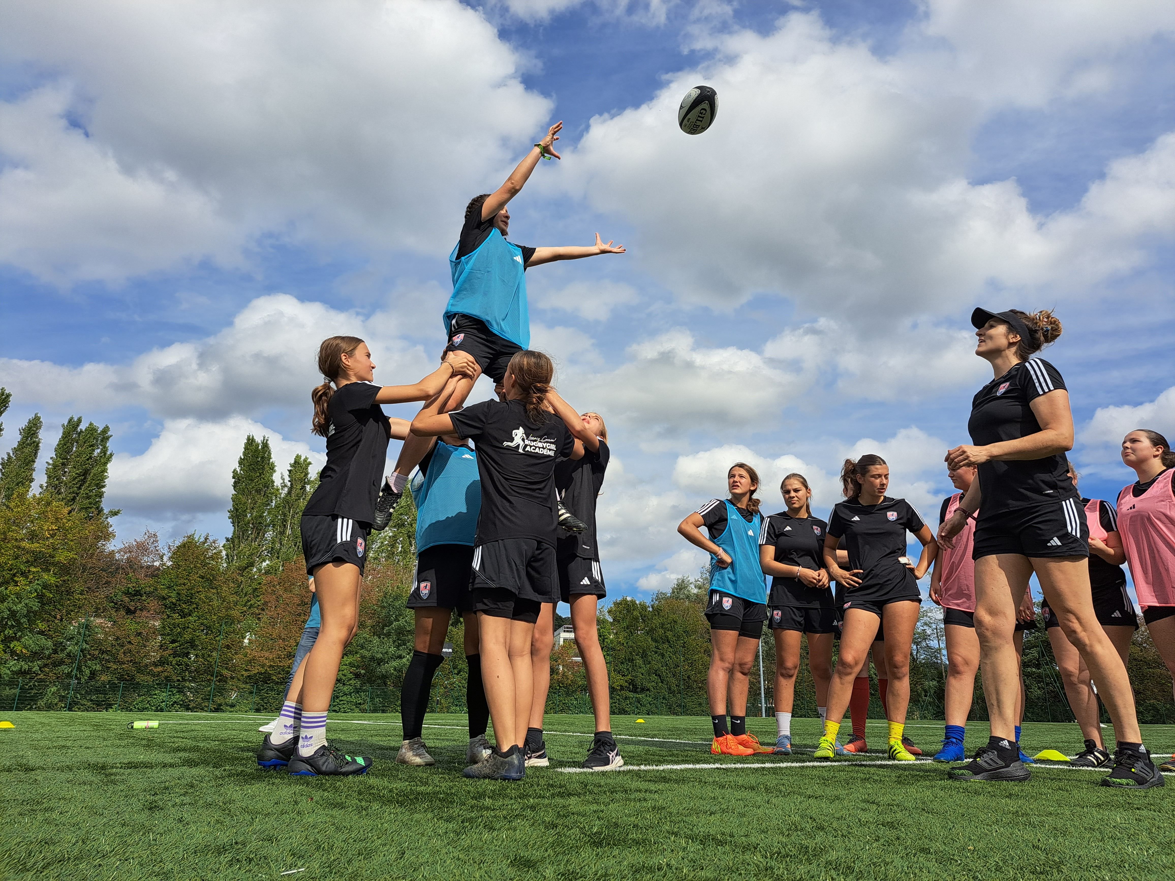 Orsay (Essonne), le 20 septembre 2023. Première journée de présentation pour la RugbyGirl Académie, créée par l'ex-joueuse Lénaïg Corson (à droite) et ouverte aux filles de 13 à 16 ans. LP/T.D.