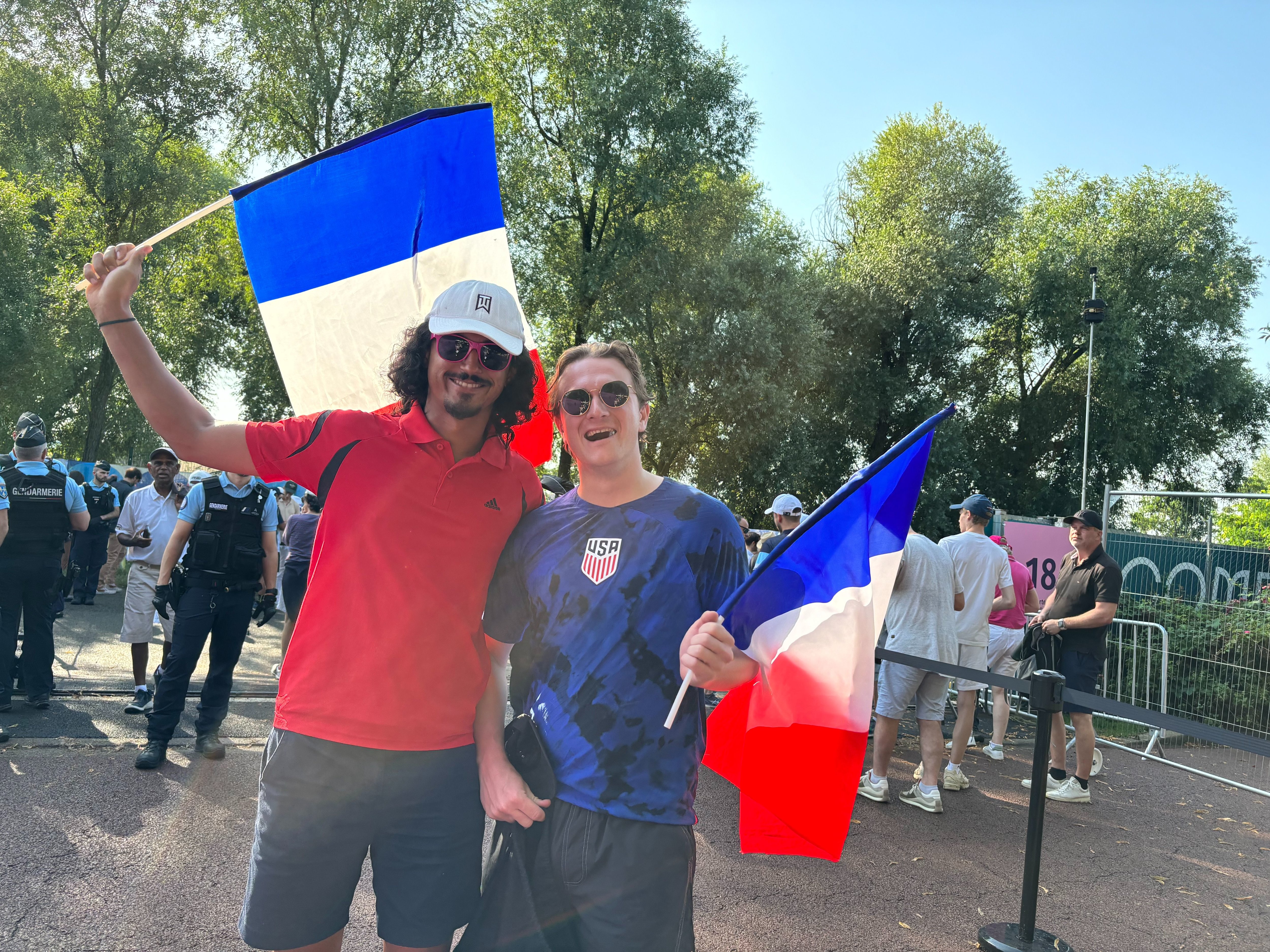 Saint-Quentin-en-Yvelines, 1er août. Nicolas et Brieuc brandissent fièrement leur drapeau pour l'ouverture des épreuves de golf. L'éloignement du site n'a pas douché leur enthousiasme. LP/Cécilia Leriche