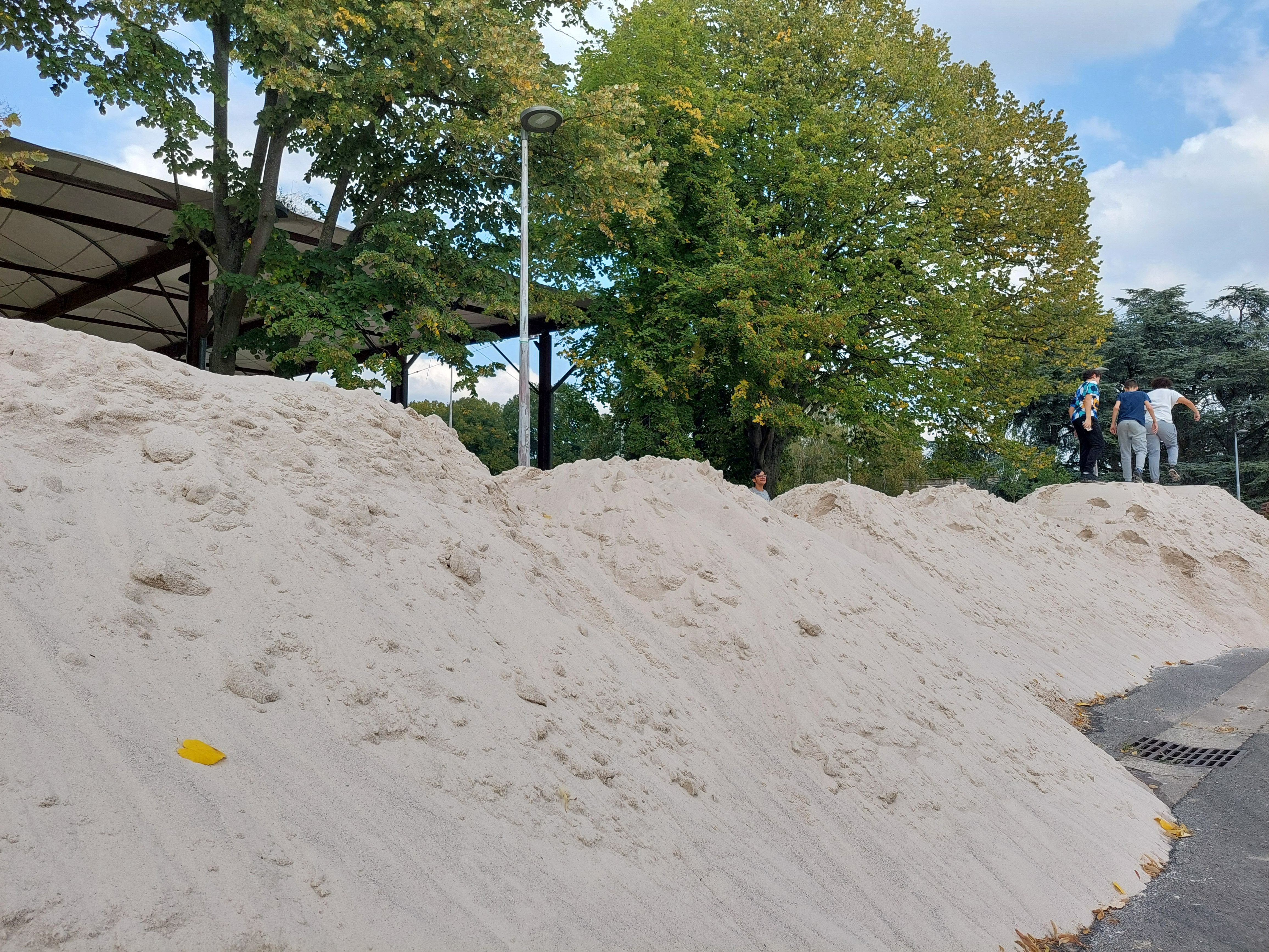 La Courneuve (Seine-Saint-Denis), ce mercredi. Le sable qui a servi aux épreuves de beach-volley sous la tour Eiffel pendant les JO est actuellement acheminé au parc départemental des sports de Marville. LP/V.M.