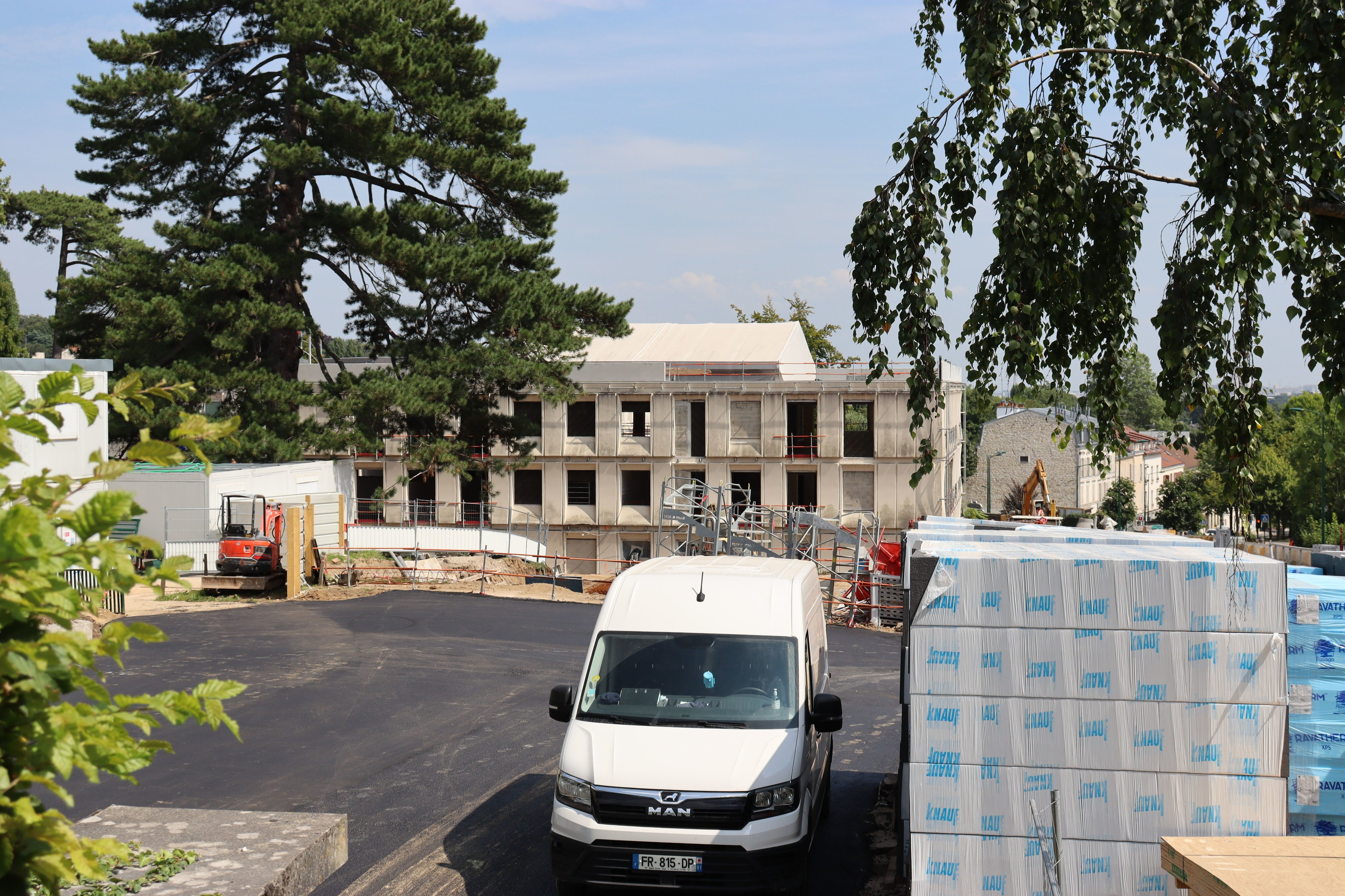 Ville-d'Avray (Hauts-de-Seine), le 12 août. La première tranche des travaux consiste à réhabiliter le bâti existant et à construire un pôle accueil et vie scolaire, un pôle d’accompagnement pédagogique, un centre de documentation et d’information, un pôle restauration et plusieurs salles de classe. LP/David Livois