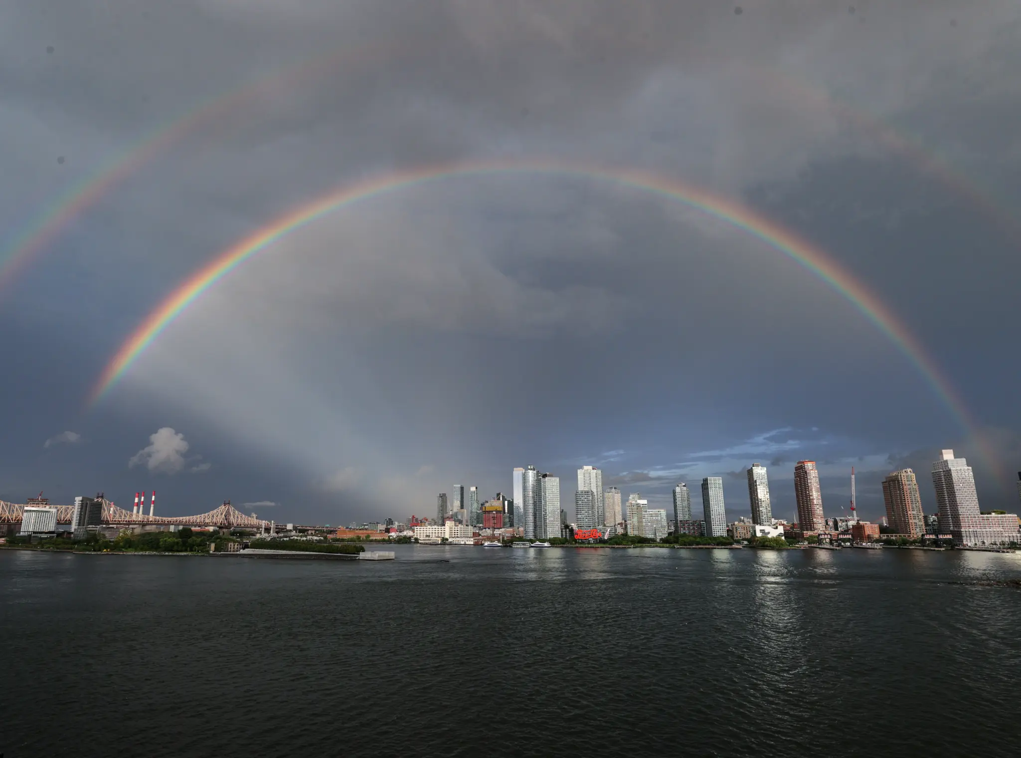 Un double arc-en-ciel au-dessus de Manhattan, New York. AFP/ Getty/Anadolu