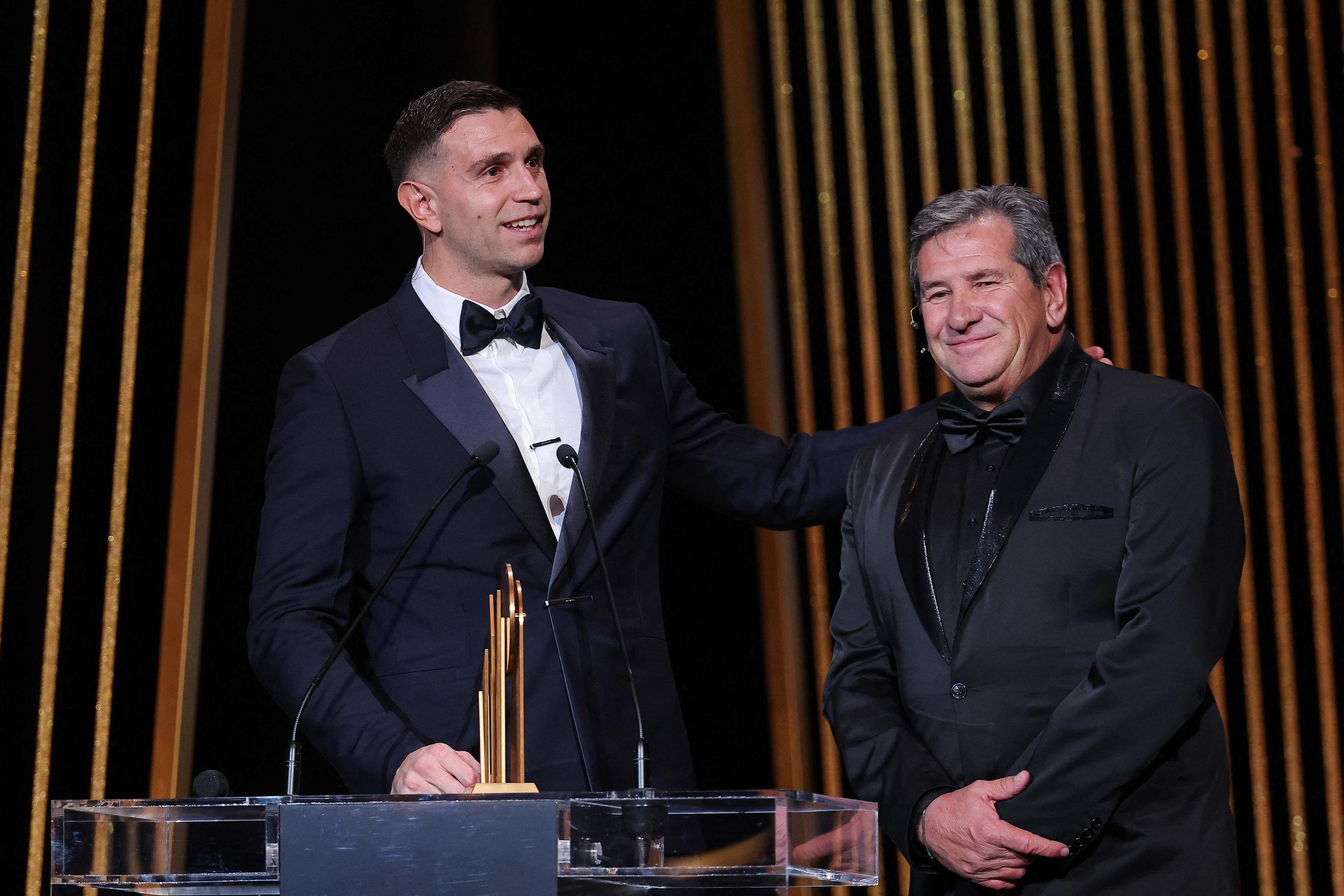 Emiliano Martinez a reçu le Trophée Yachine aux côtés de son papa. (Photo FRANCK FIFE / AFP)