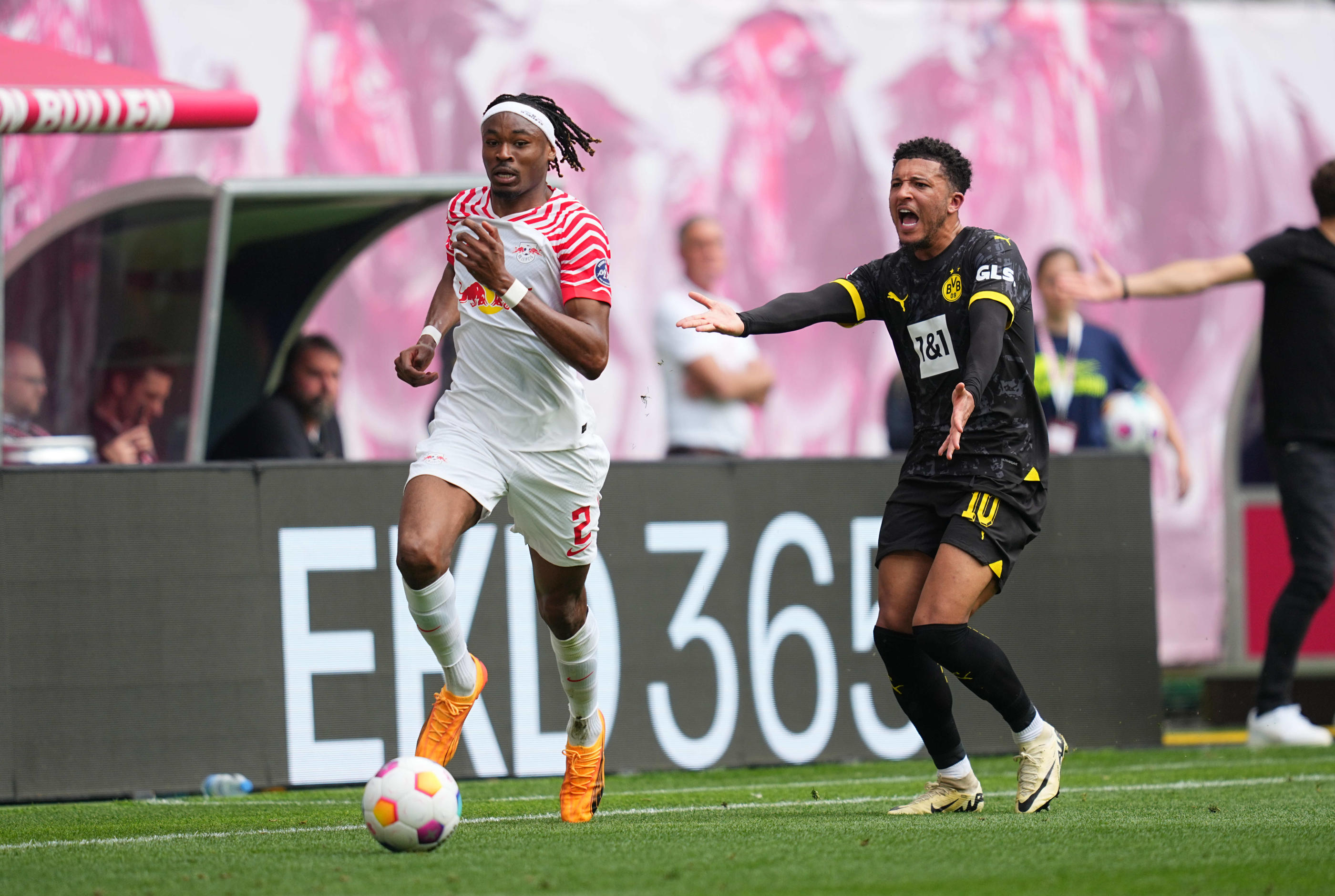 Mohamed Simakan devance Jadon Sancho lors de la victoire de son club Leipzig contre Dortmund le week-end dernier. Icon Sport/Ulrik Pedersen/DeFodi Images