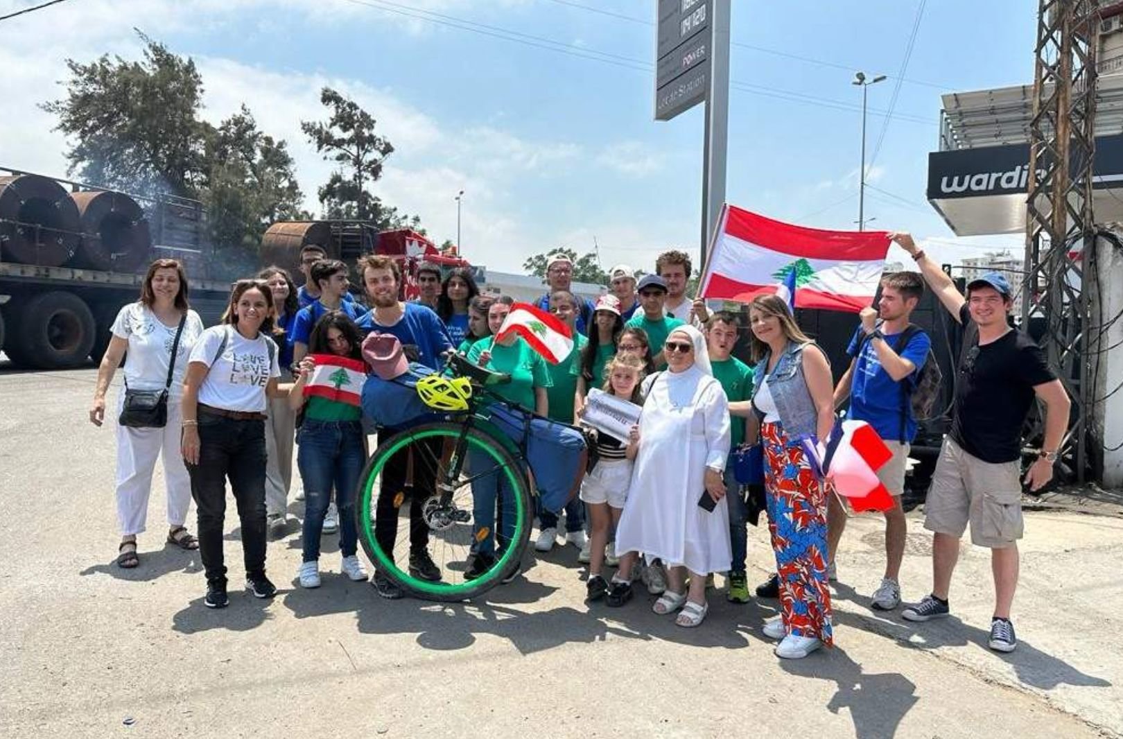 Menjez (Liban), le 10 juillet 2023. Après trois mois sur les routes et la traversée de sept pays sur son monocycle, Étienne Tertrais (au centre avec la barbe) a été accueilli par les Libanais. DR