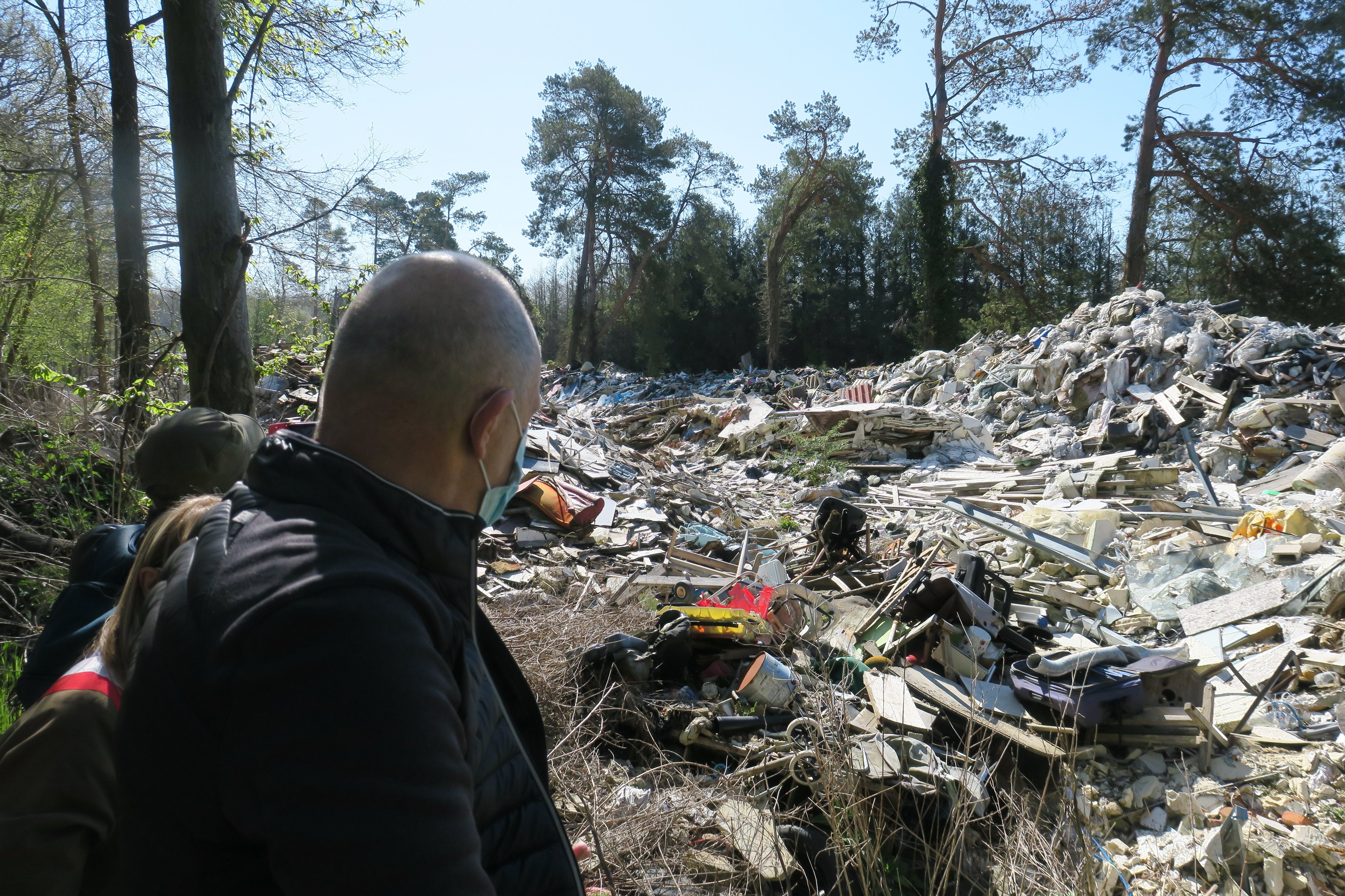 Orry-la-Ville, ce dimanche. Malgré des procédures judiciaires et administratives lancées il y a plus de deux ans, les tonnes de déchets se trouvent toujours sur le terrain. LP/Benjamin Derveaux