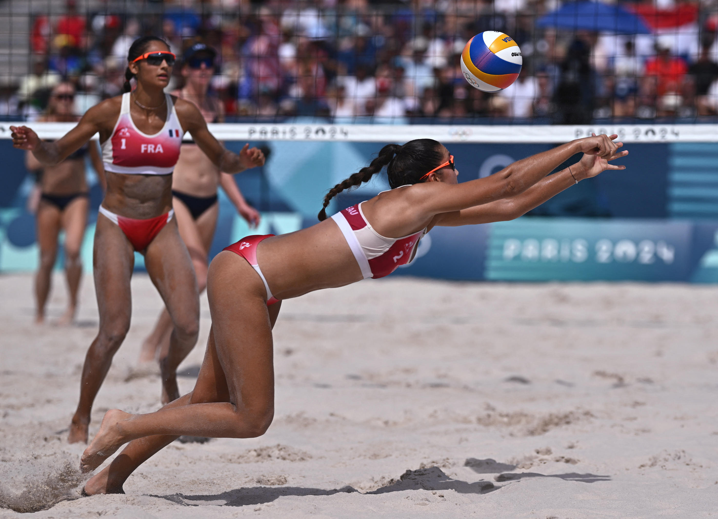 Paris, le 31 juillet. Adeptes de la jupe-culotte, Clémence Vieira (à gauche) et Aline Chamereau ont finalement opté pour le bikini dans ce tournoi olympique, le jugeant «plus sympa» esthétiquement que le short proposé. Reuters/Dylan Martinez