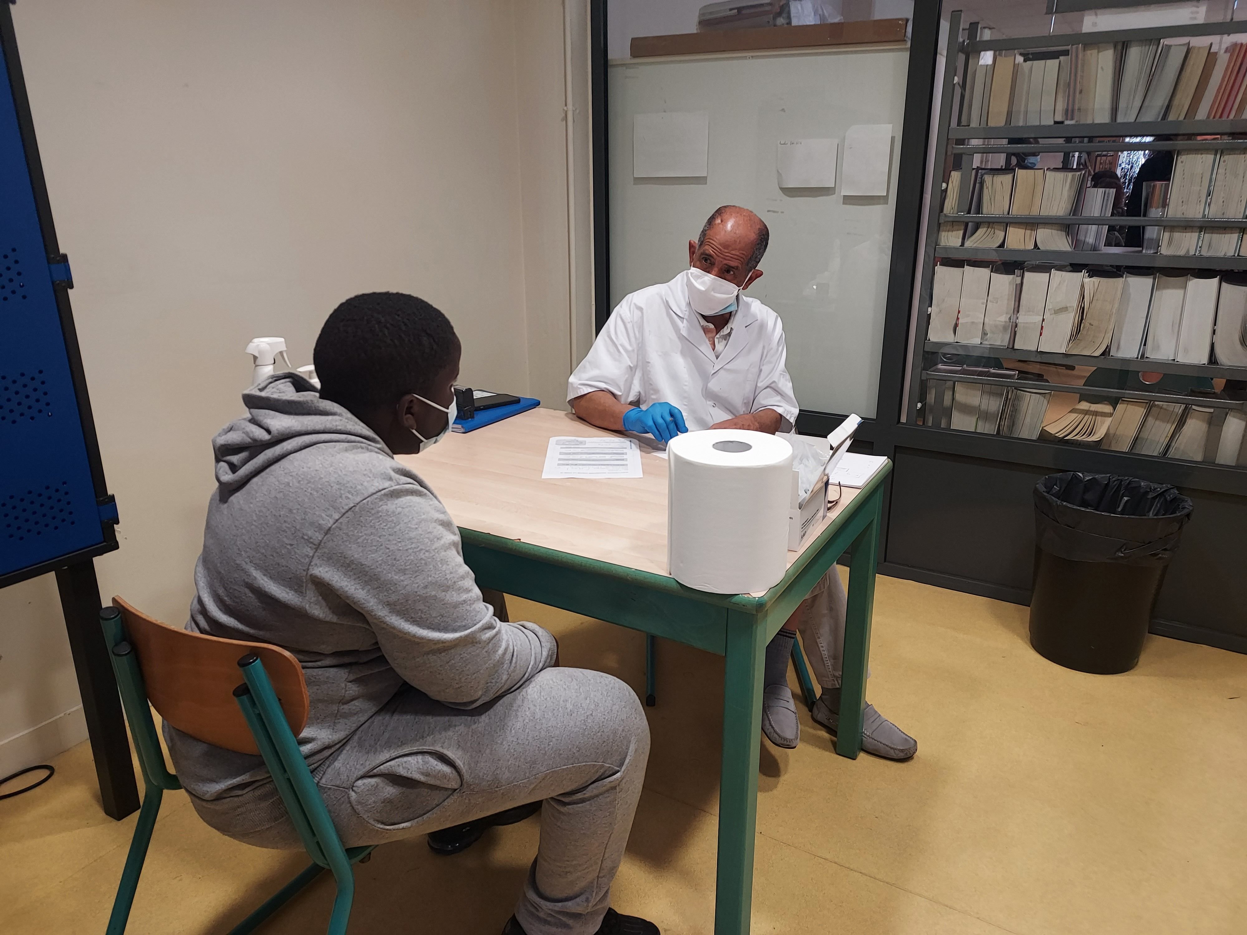 Viry-Châtillon, le 21 septembre 2021. Un élève passe en entretien avec un médecin, dans une salle du CDI du collège des Sablons, avant de recevoir sa première injection. LP/Romain Chiron