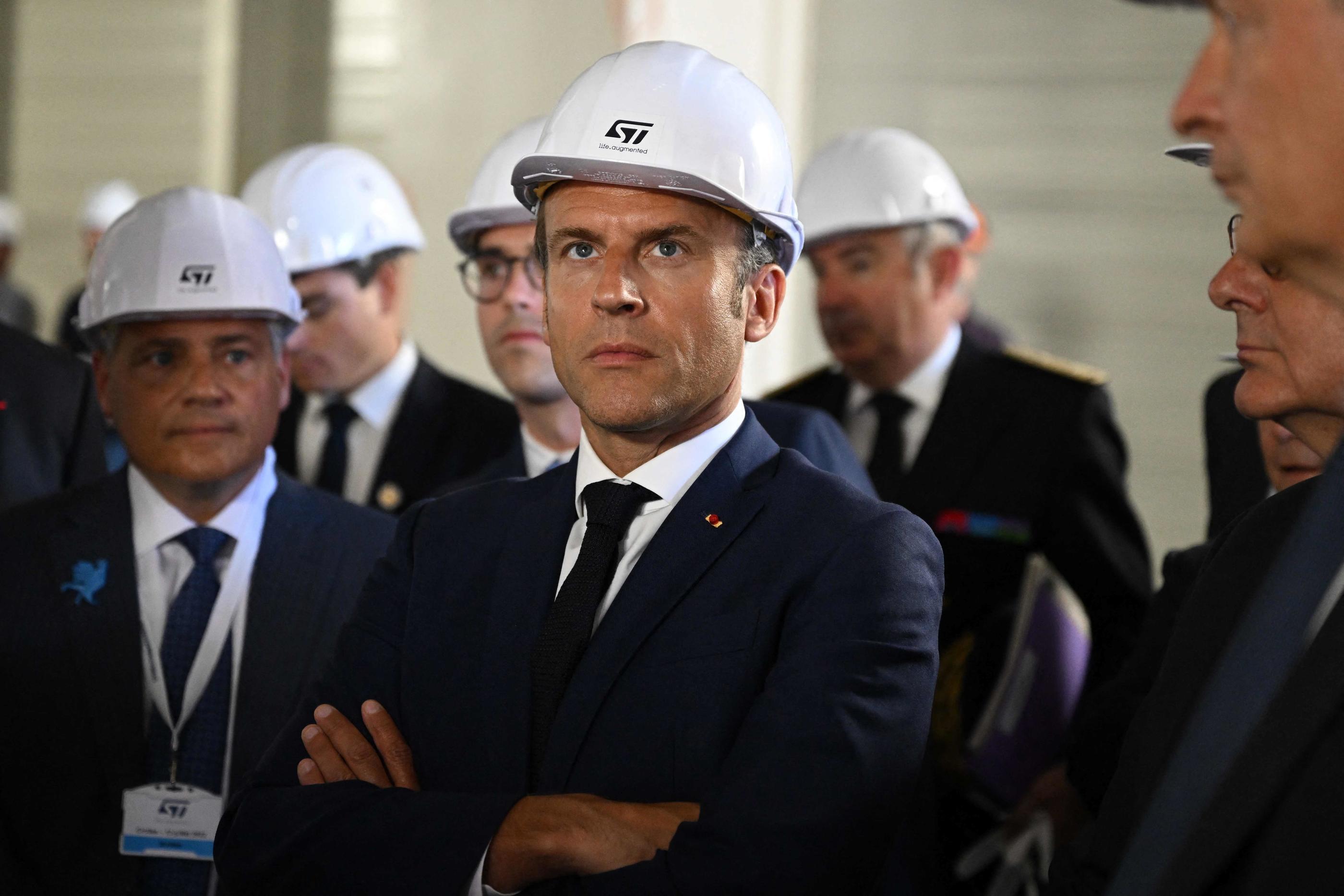 Emmanuel Macron, qui donnera une interview jeudi pour le 14 Juillet, a visité mardi le site STMicroelectronics de Crolles en Isère, mettant l'accent sur le thème de la «fierté française» et répliquant à la polémique des  «Uber files». AFP/pool/Jean-Philippe Ksiazek