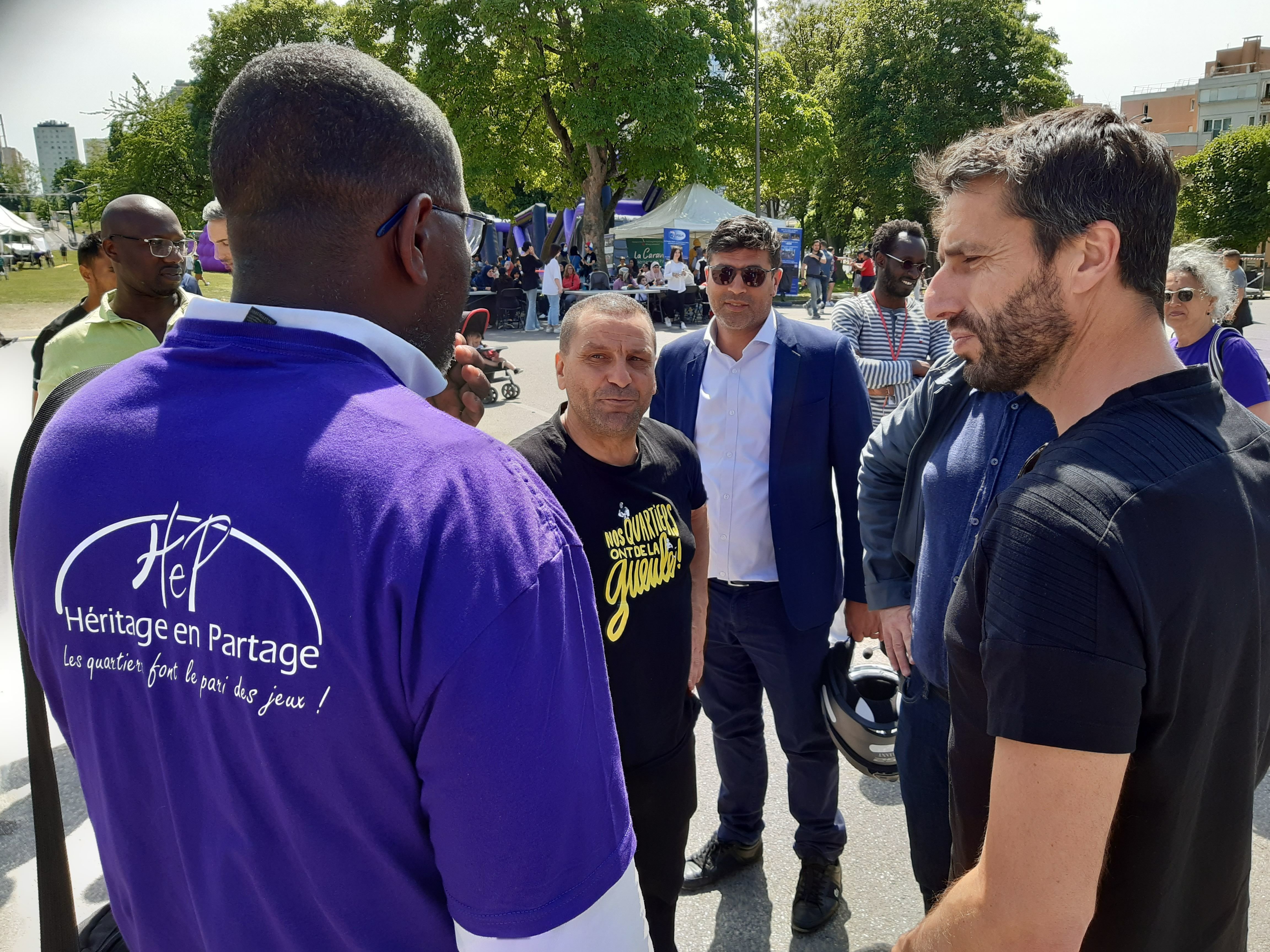 Clichy-sous-Bois. Le président de Paris 2024 Tony Estanguet (à droite) a visité la caravane Héritage en partage, montée par plusieurs collectifs dont celui de Mohammed Mechmache (au centre), AC Lefeu. LP/E.M.