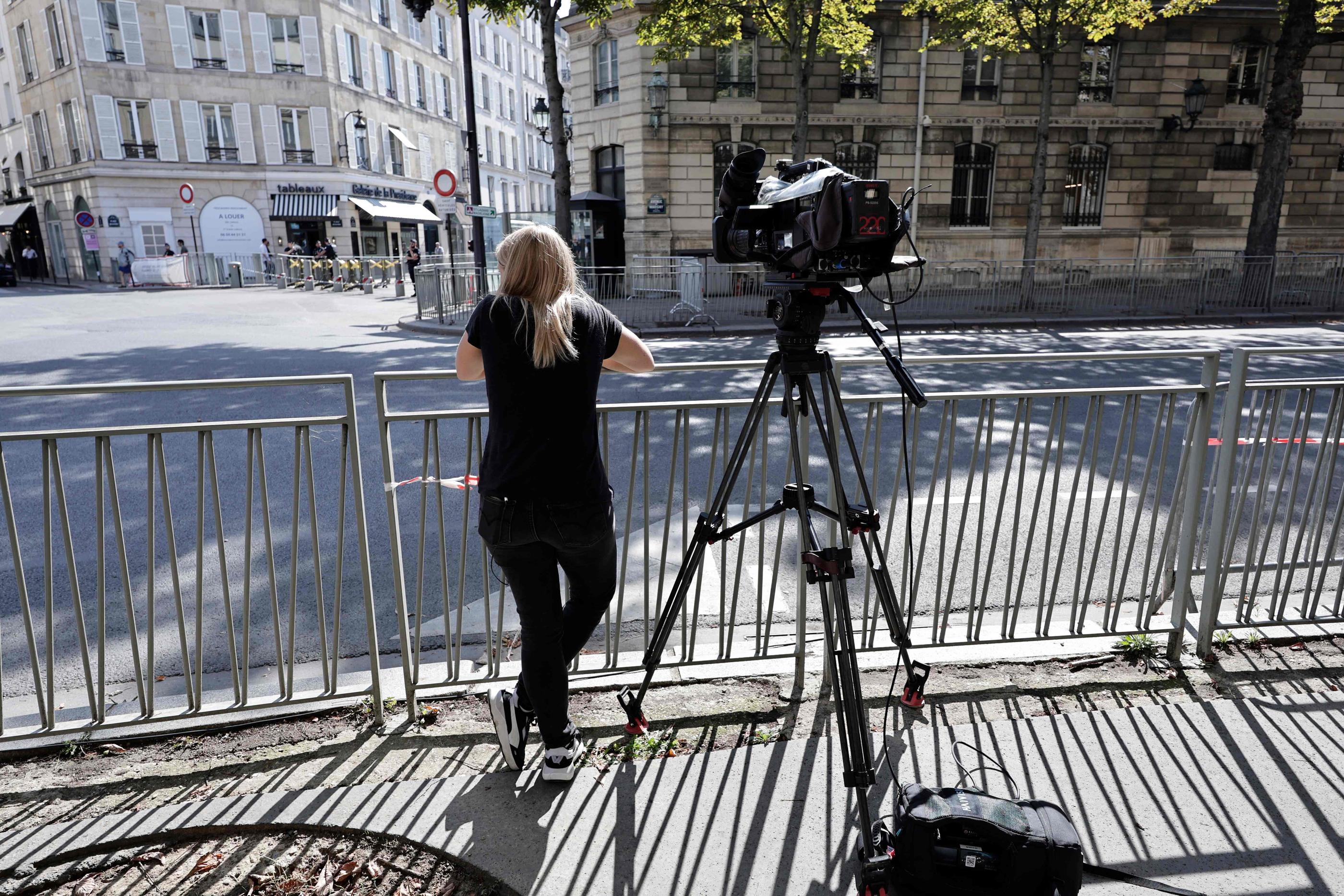 Les journalistes ont attendu ce lundi à l'extérieur de l'Elysée où Emmanuel Macron a poursuivi ses consultations sur la nomination d'un Premier ministre qui se fait toujours attendre. AFP/Stéphane de Sakutin