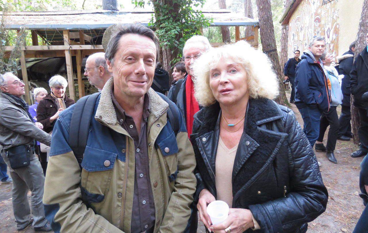 <b></b> Achères-la-Forêt, samedi dernier. Les visiteurs sont venus en nombre découvrir le village de Chomo, dont Antoine de Maximy ici avec Geneviève Chomeaux, fille de l’artiste. 