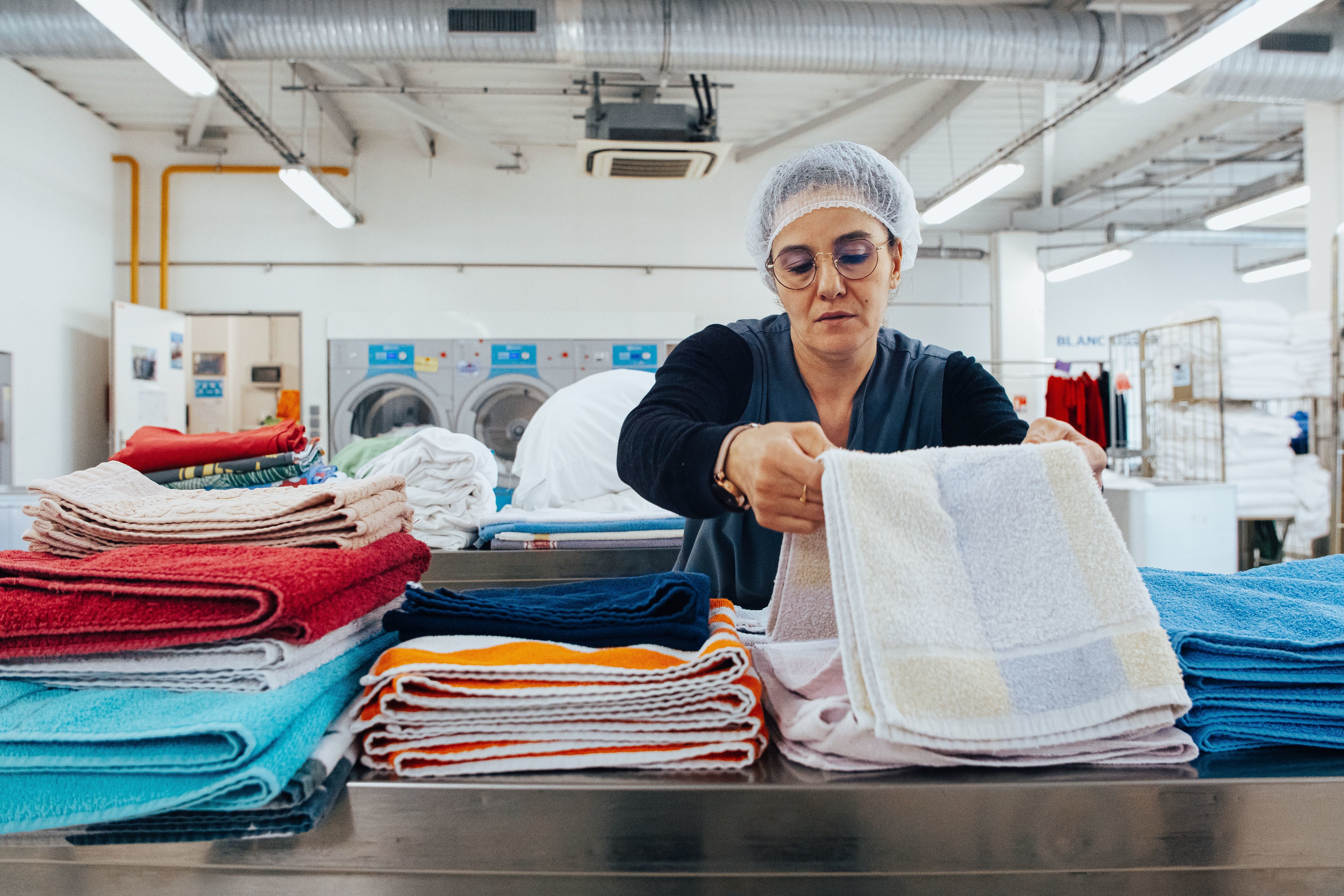 Durant les Jeux, trois établissements et services d’accompagnement par le travail (Ésat) d’Île-de-France, dont le Castel à Gennevilliers (Hauts-de-Seine), sont mobilisés dans les laveries du village olympique. Roxane Montaron