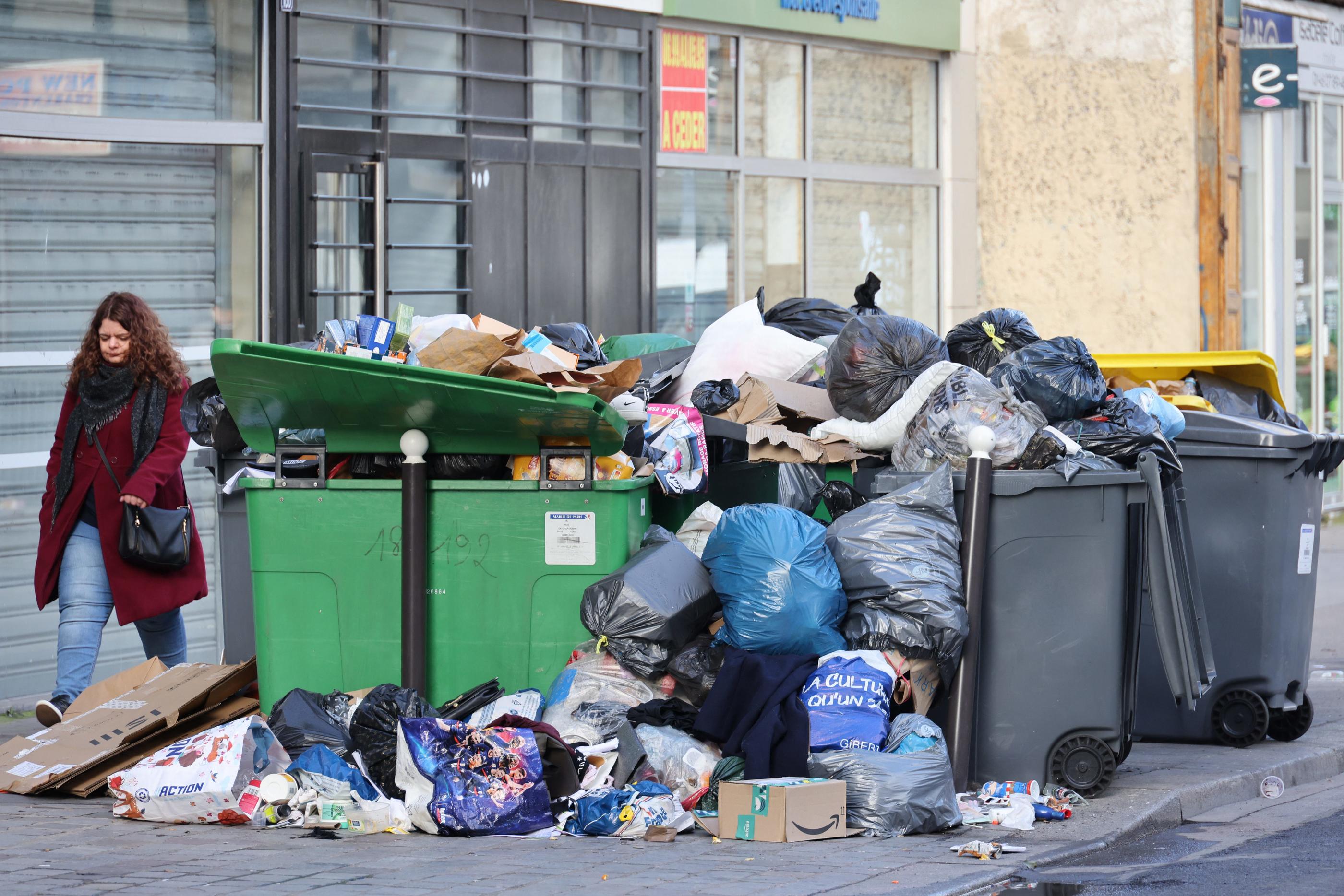 Plus de 7000 tonnes de déchets s'accumulent dans les rues de Paris désormais. LP/Delphine Goldsztejn
