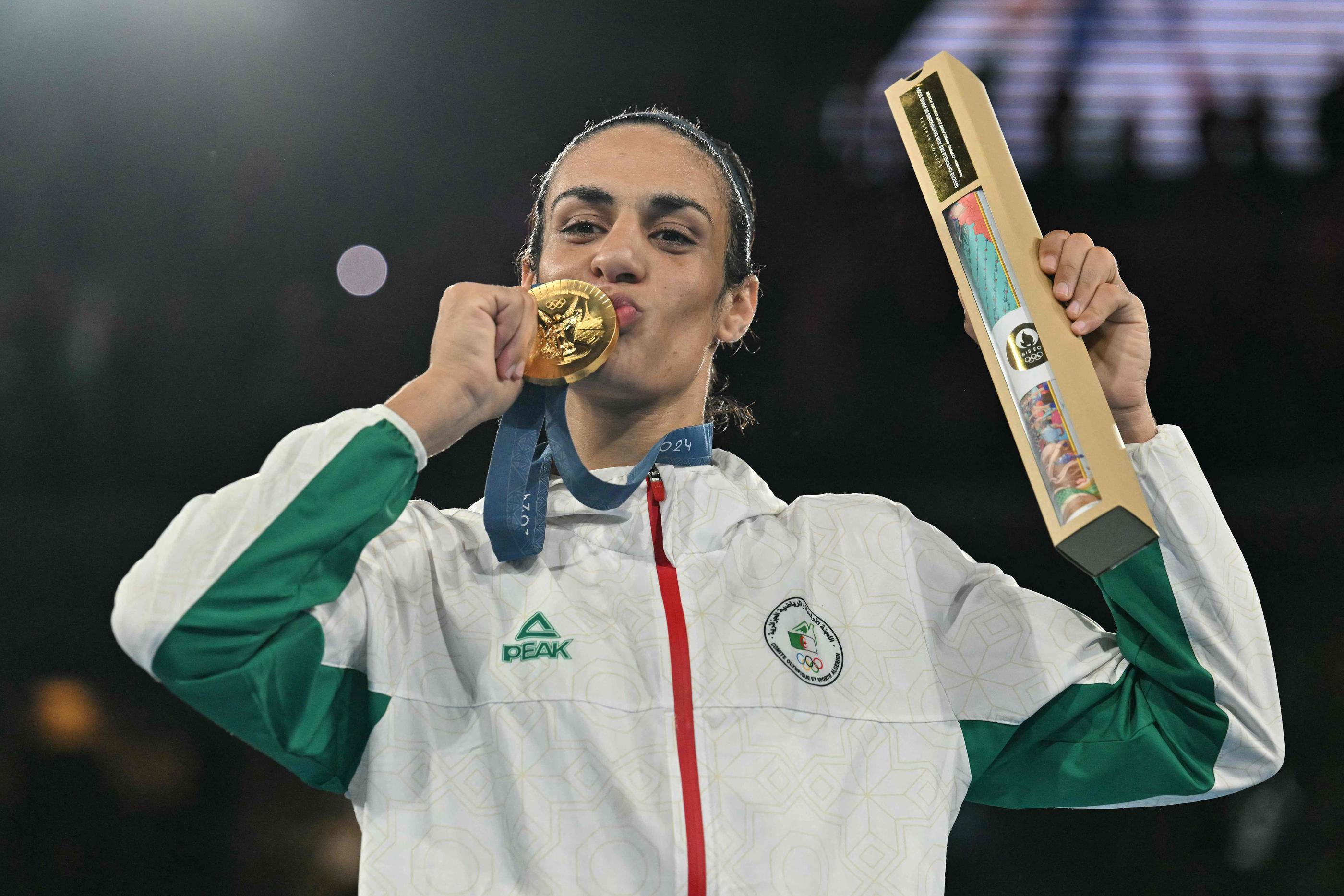 Imane Khelif subit une vague de haine en ligne depuis le début du tournoi olympique et l’abandon de la boxeuse italienne Angela Carini, qui s’était plainte d’un de ses coups au visage, trop fort pour une femme, selon elle. AFP/Mohd Rasfan