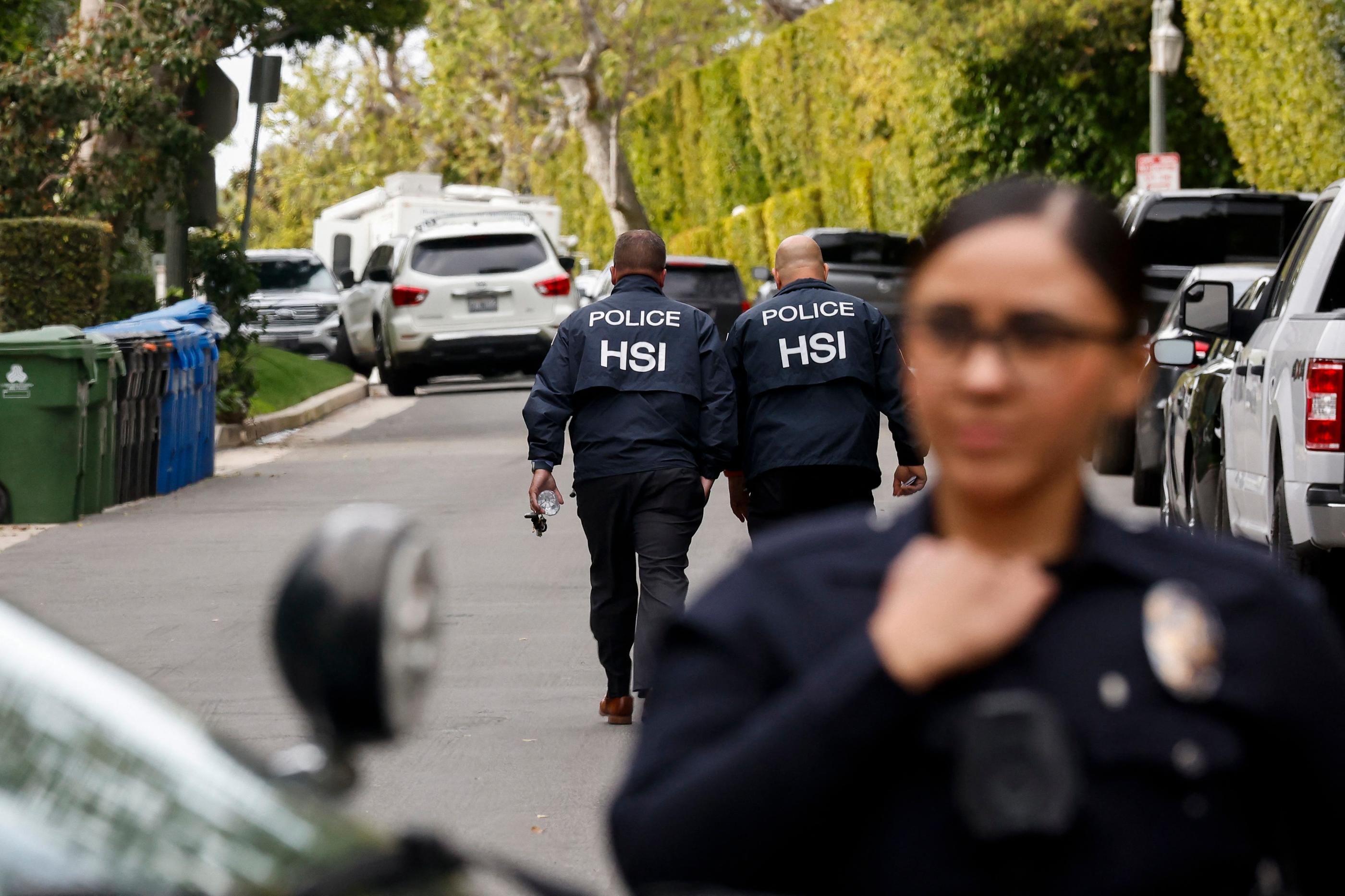 ©CAROLINE BREHMAN/EPA/MAXPPP - epaselect epa11243745 Federal investigators walk on a closed off road outside of a home owned by rapper and record producer Sean 'Diddy' Combs in Los Angeles, California, USA, 25 March 2024. The United States' Department of Homeland Security confirmed that the raid on Combs home was part of an ongoing investigation.  EPA-EFE/CAROLINE BREHMAN