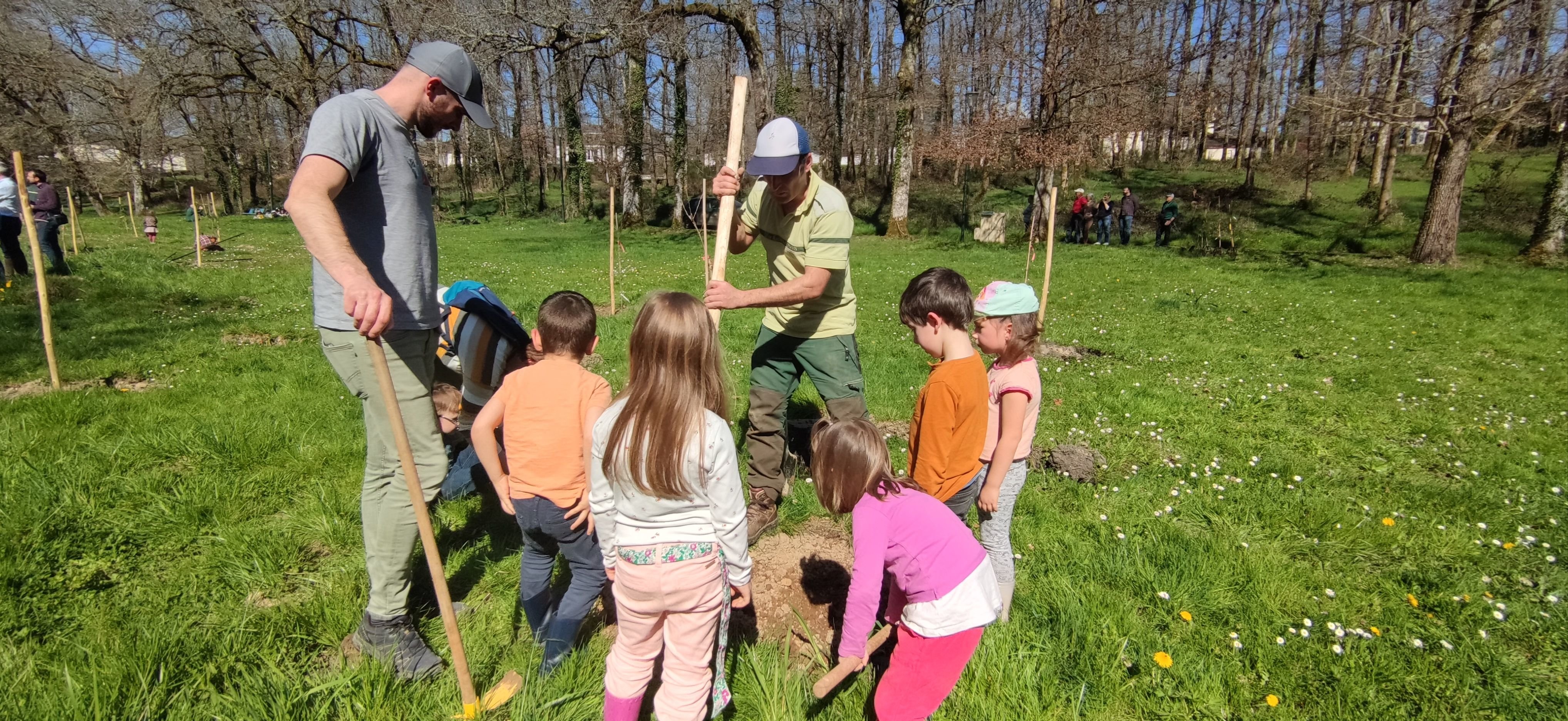 Les élèves de maternelle et d’élémentaire du « Nouvel Oradour », construit après-guerre à côté des ruines du village martyr, ont donné vie, le 22 mars, à une forêt mémorielle. DR/Nathalie Dumas