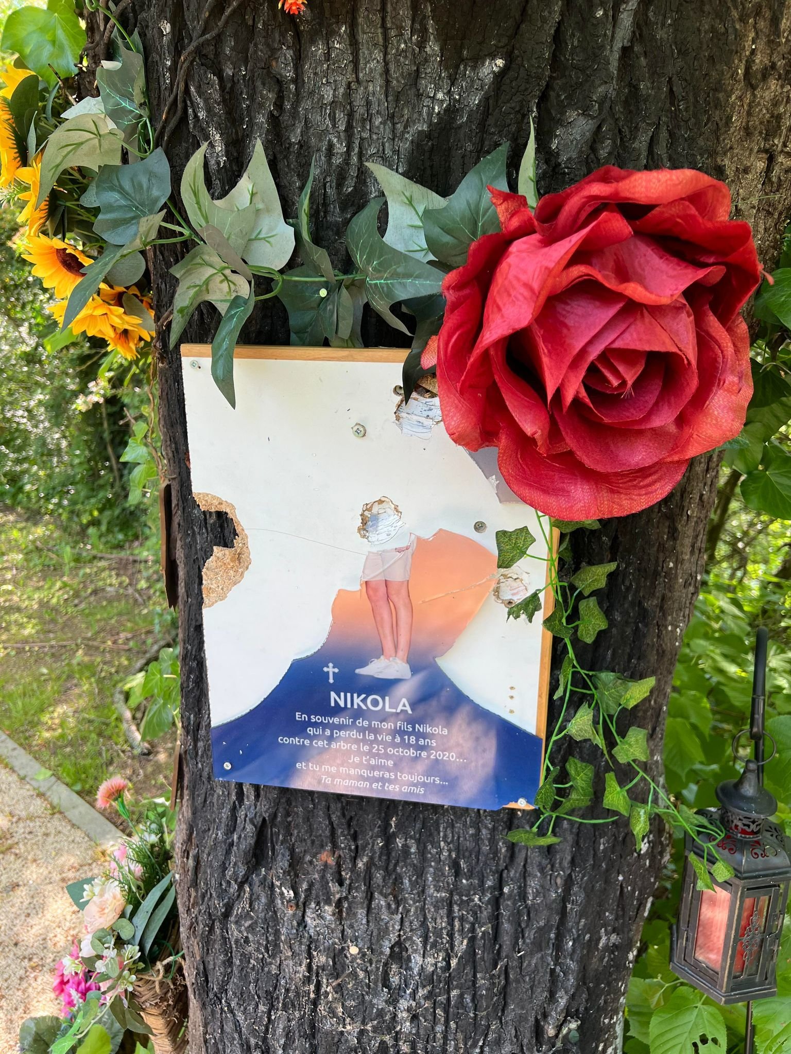 Le petit monument érigé en mémoire de Nikola, boulevard Jacques-Tête, a une nouvelle fois été vandalisée. La plaque commémorative a notamment été attaquée. (DR)