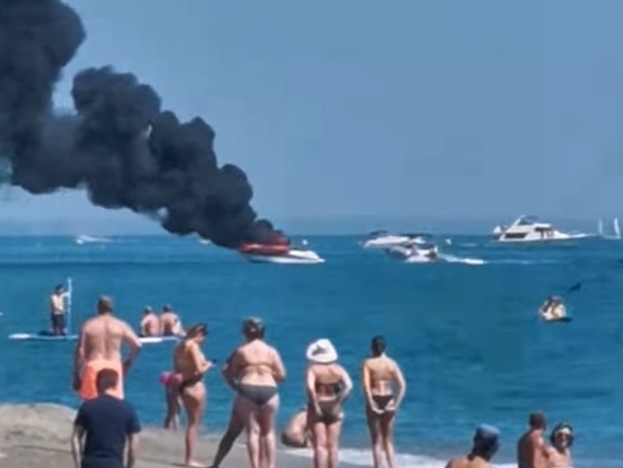 Le feu s'est déclaré sur un bateau vers midi au large d'Argelès-sur-Mer. Capture d'écran Facebook/Lucia Sadok Aunet