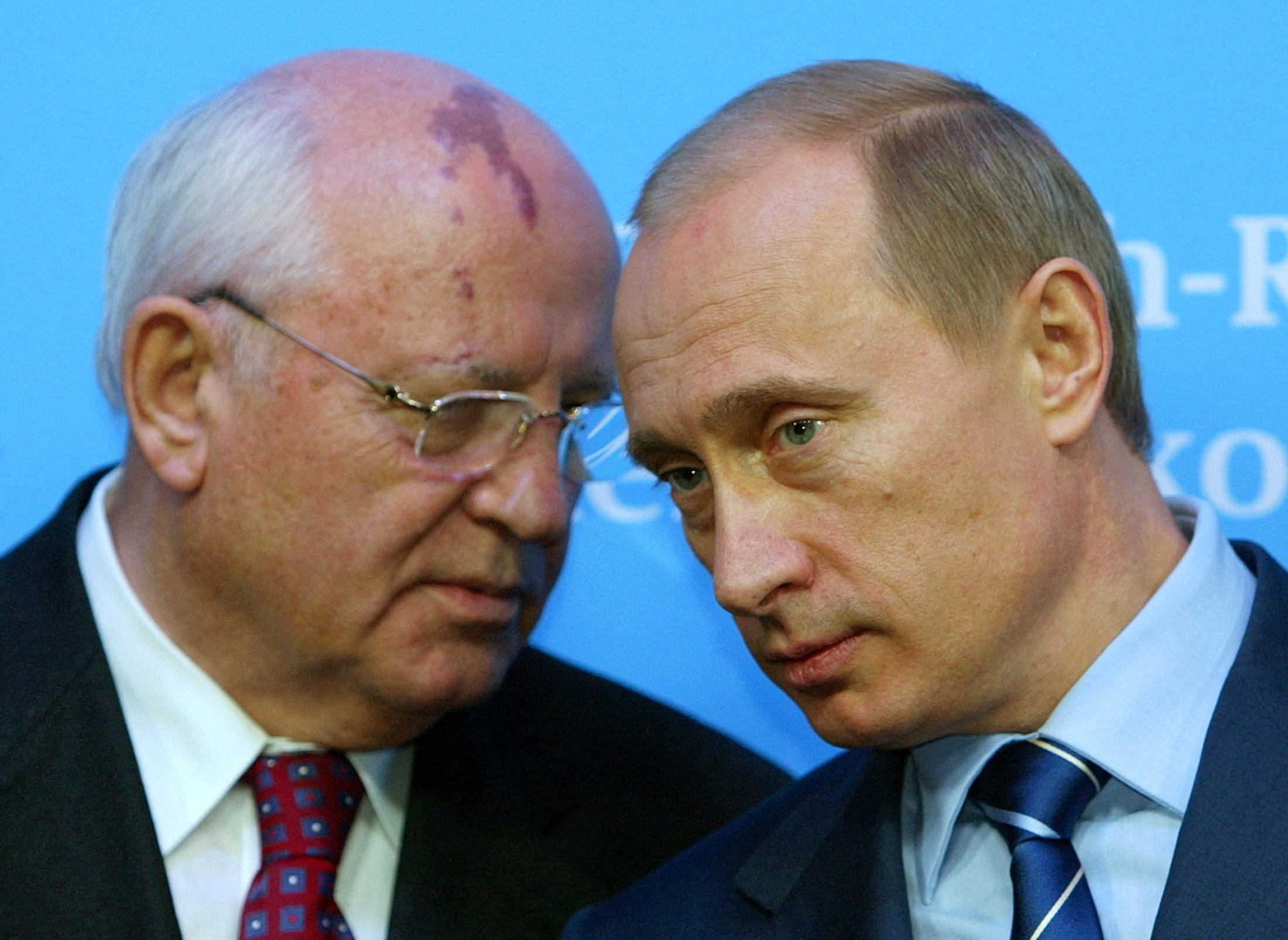 «Mikhaïl Gorbatchev (à gauche, ici à Schleswig, en Allemagne, en décembre 2004) n’a pas été compris et a même été rejeté par les Russes. Poutine (à droite) le tenait à distance», estime Hubert Védrine. REUTERS/Christian Charisius