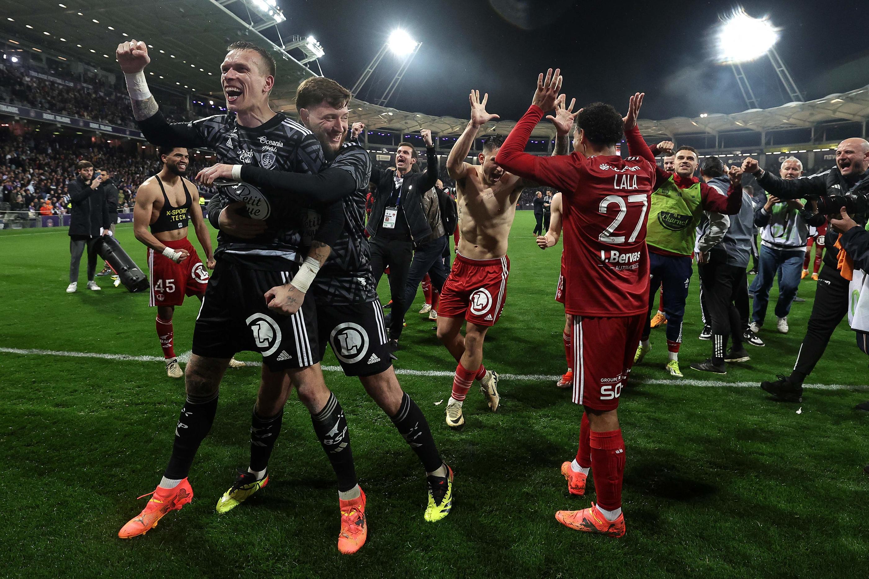 Les Brestois célèbrent leur qualification en Ligue des champions sur la pelouse de Toulouse après leur victoire en Haute-Garonne. (Photo by Valentine CHAPUIS / AFP)