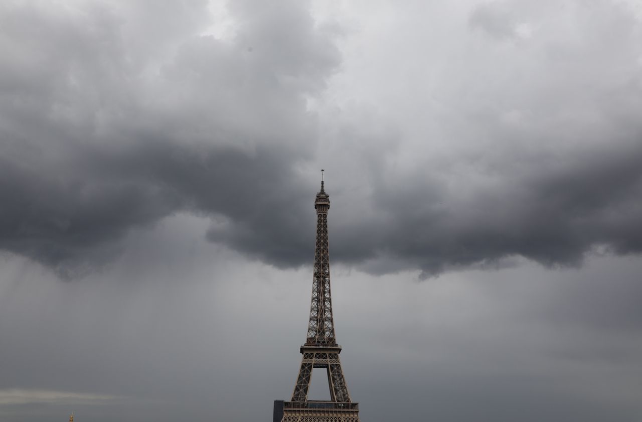<b></b> Des rafales de vent de plus de 120 km/h ont été enregistrées ce dimanche au sommet de la tour Eiffel à l’approche de la tempête Ciara.