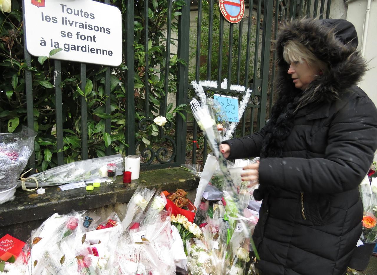 <b></b> Marnes-la-Coquette, le 29 décembre. Même plusieurs semaines après la mort de Johnny Hallyday, des admirateurs déposent toujours des fleurs devant l’entrée du parc privé de Marnes, où il habitait.(LP/A.L.)