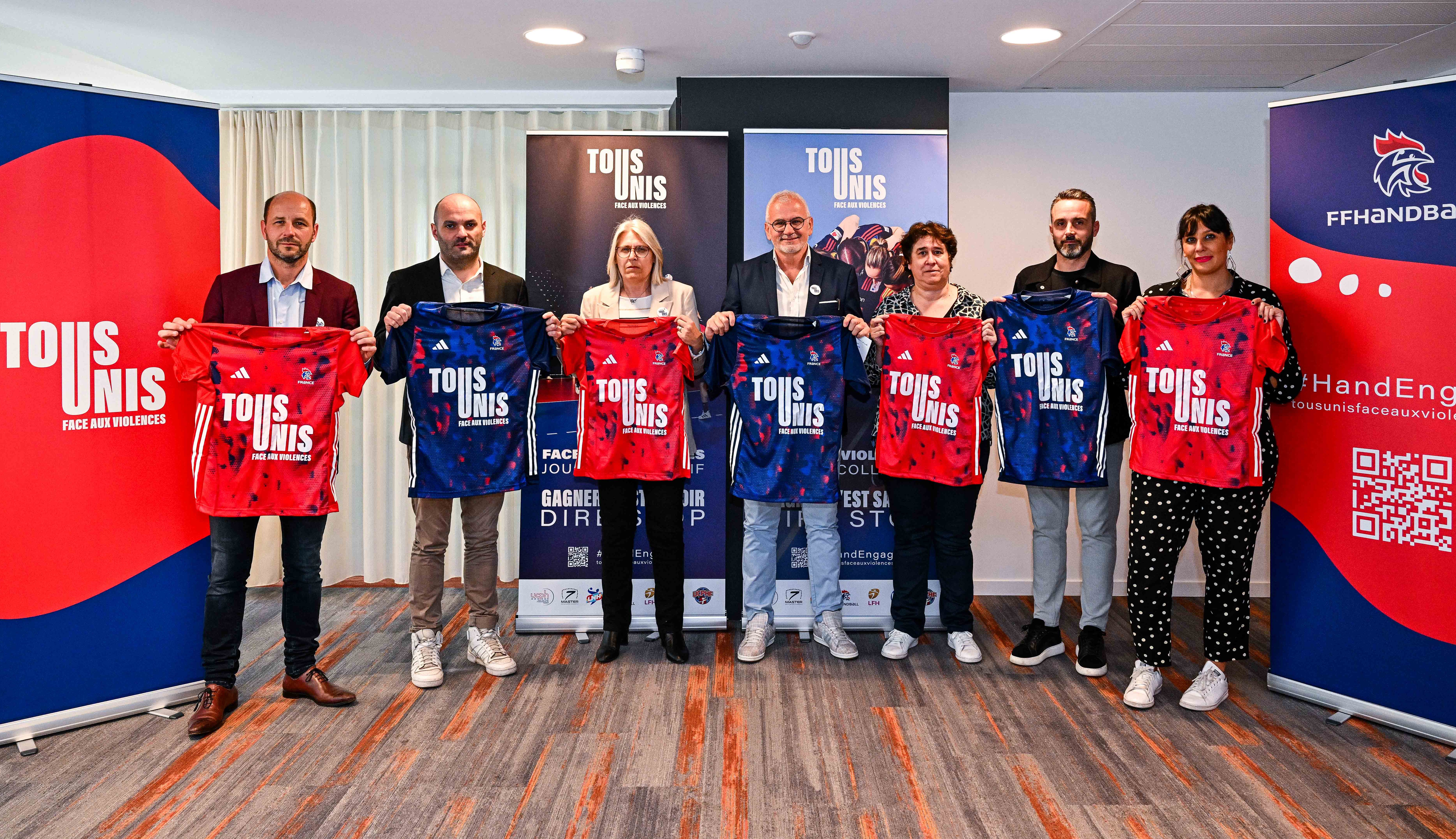 Les acteurs du handball français, dont le président de la Fédération Philippe Bana (au centre), étaient réunis à la Maison du Handball à Créteil. Icon Sport