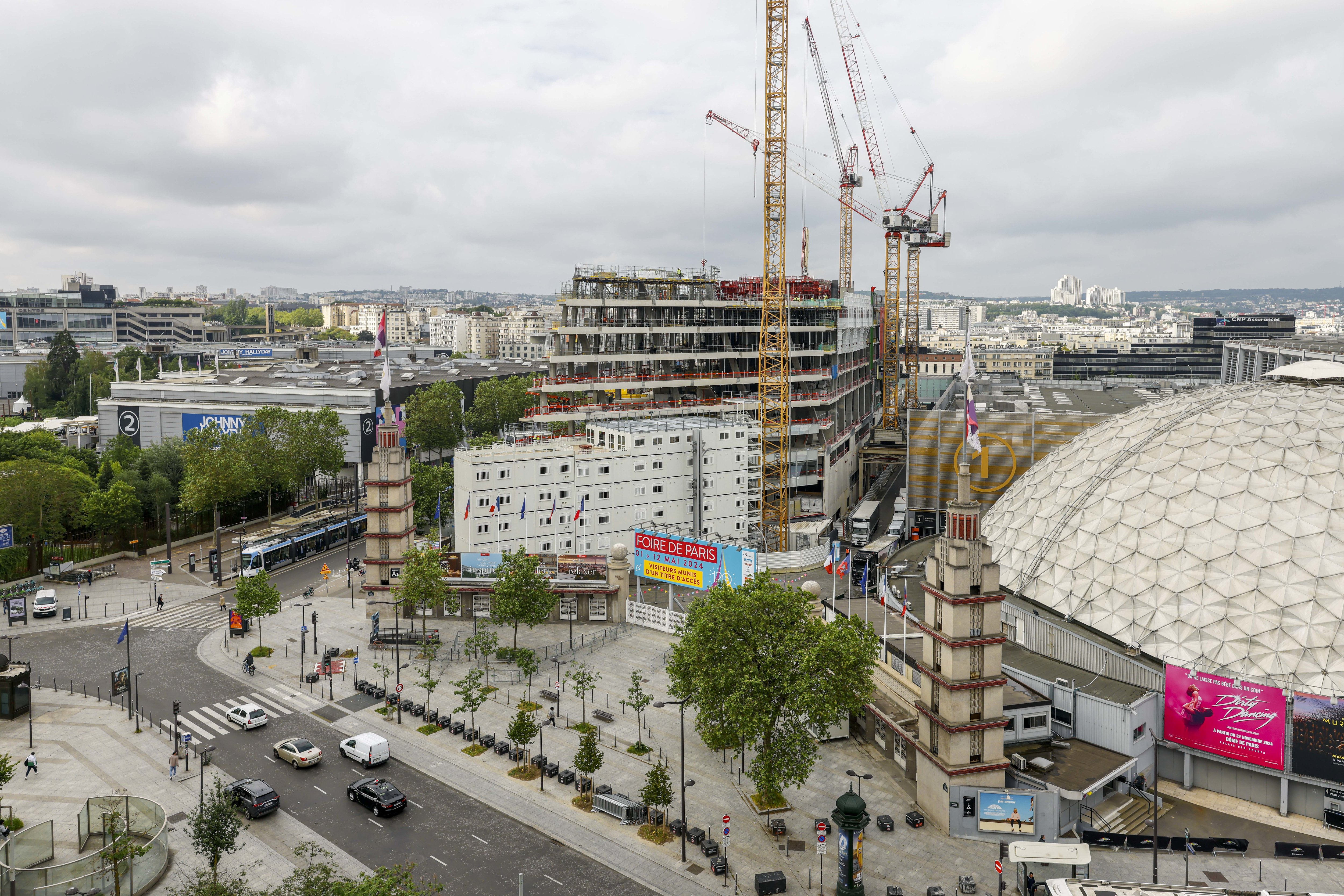 Paris (XVe), le 13 mai. Pour l'heure simple ossature en béton, la tour Triangle s'élève sur sept étages mais grandit à une vitesse vertigineuse. Lors de son inauguration prévue en 2026, elle mesurera 180 mètres de hauteur. LP/Olivier Corsan