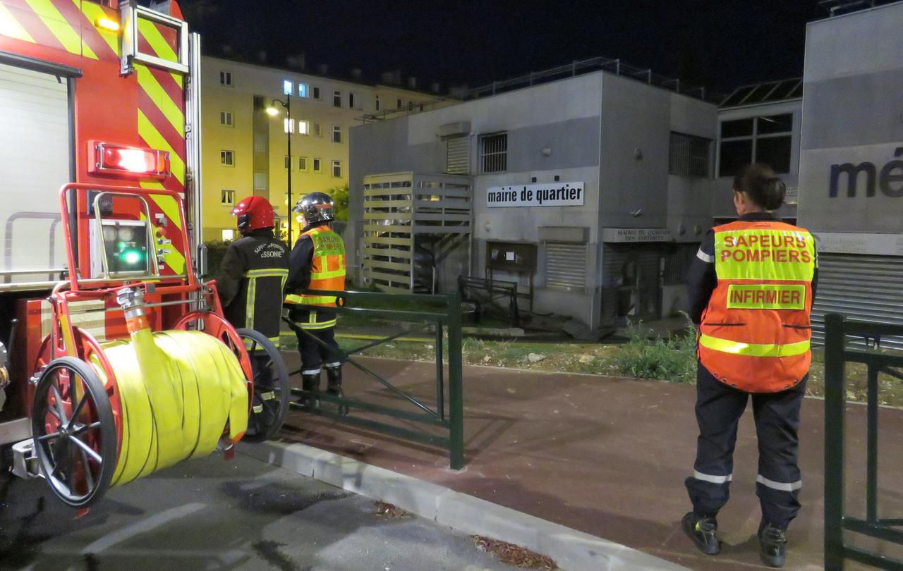 <b></b> Corbeil-Essonnes, ce lundi 24 septembre 2018. Un incendie à la maison de quartier des Tarterêts est survenu ce lundi. Une semaine après le lancement de la police de sécurité du quotidien et la reconquête républicaine, en présence du ministre de l’Intérieur Gérard Collomb.