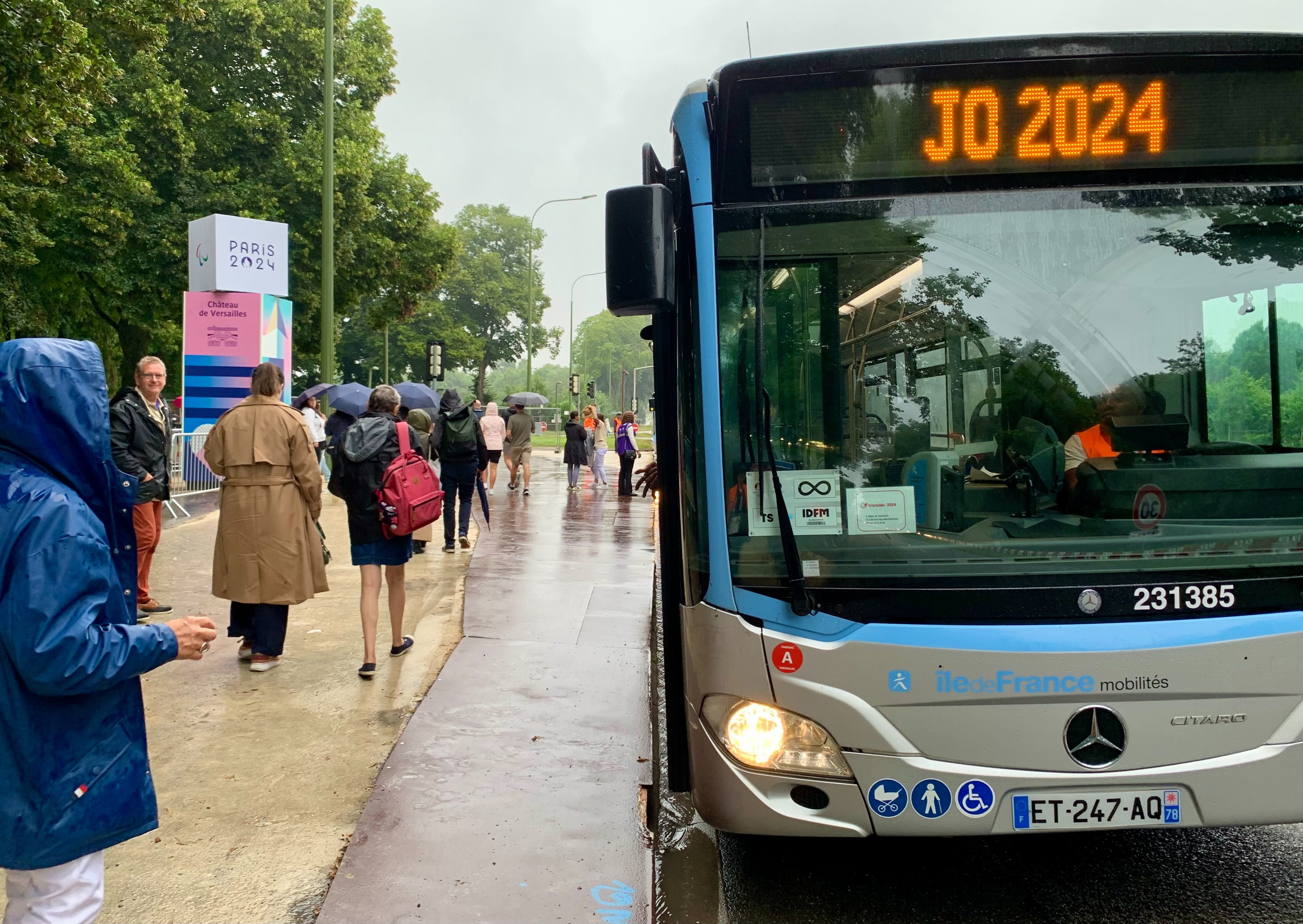 Versailles (Yvelines), samedi 27 juillet. Environ une navette toutes les minutes transporte les spectateurs depuis les gares versaillaises jusqu'au site olympique de l’Étoile royale pour les épreuves d'équitation. LP/Adrien Voyer