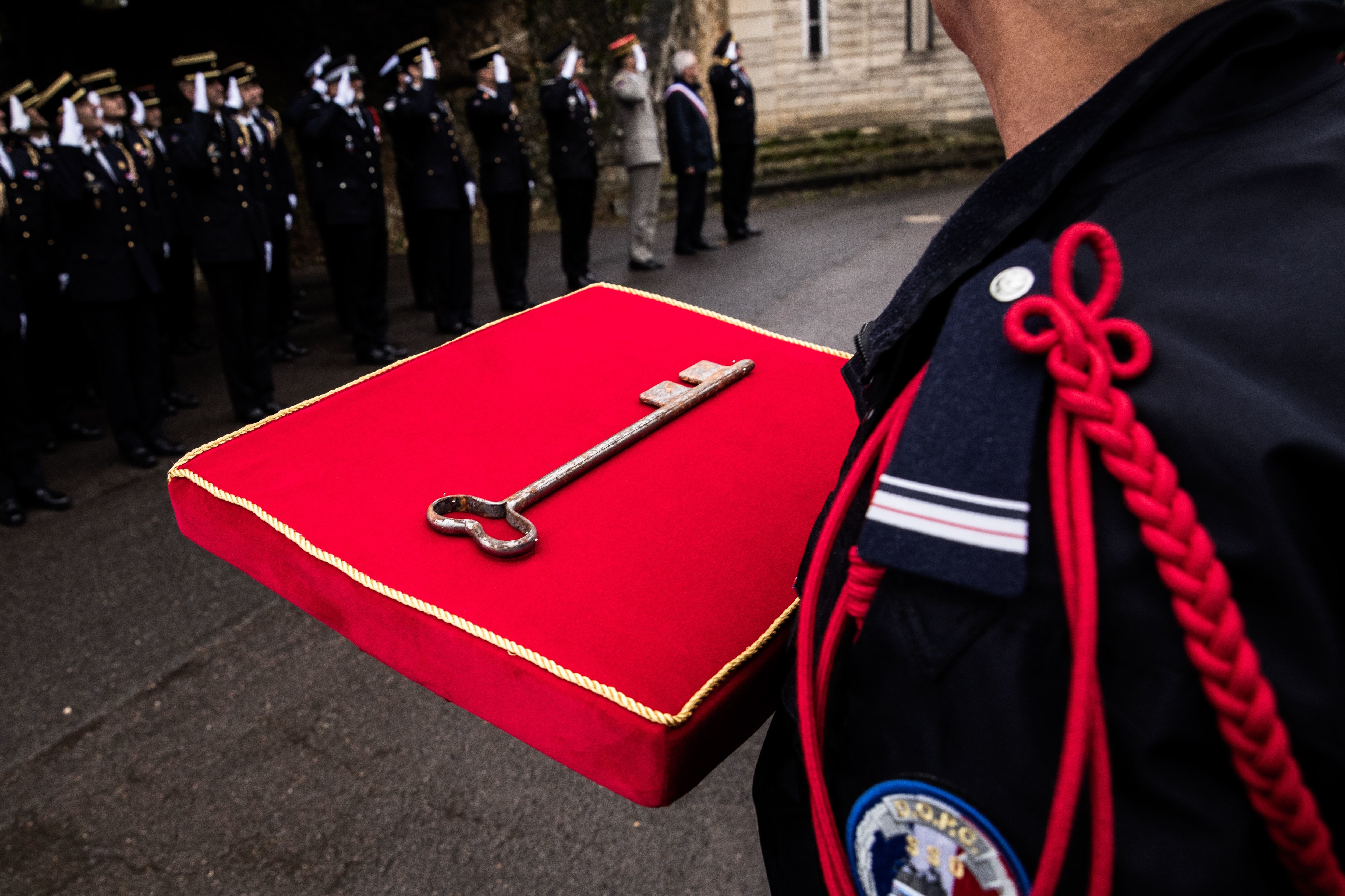 Villeneuve-Saint-Georges, jeudi 21 décembre. Les policiers de la DOPC (au premier plan) ont reçu symboliquement les clés du fort de Villeneuve par les pompiers de Paris (au fond). Ils s'y installeront le 1er janvier. BSPP/S.Borel