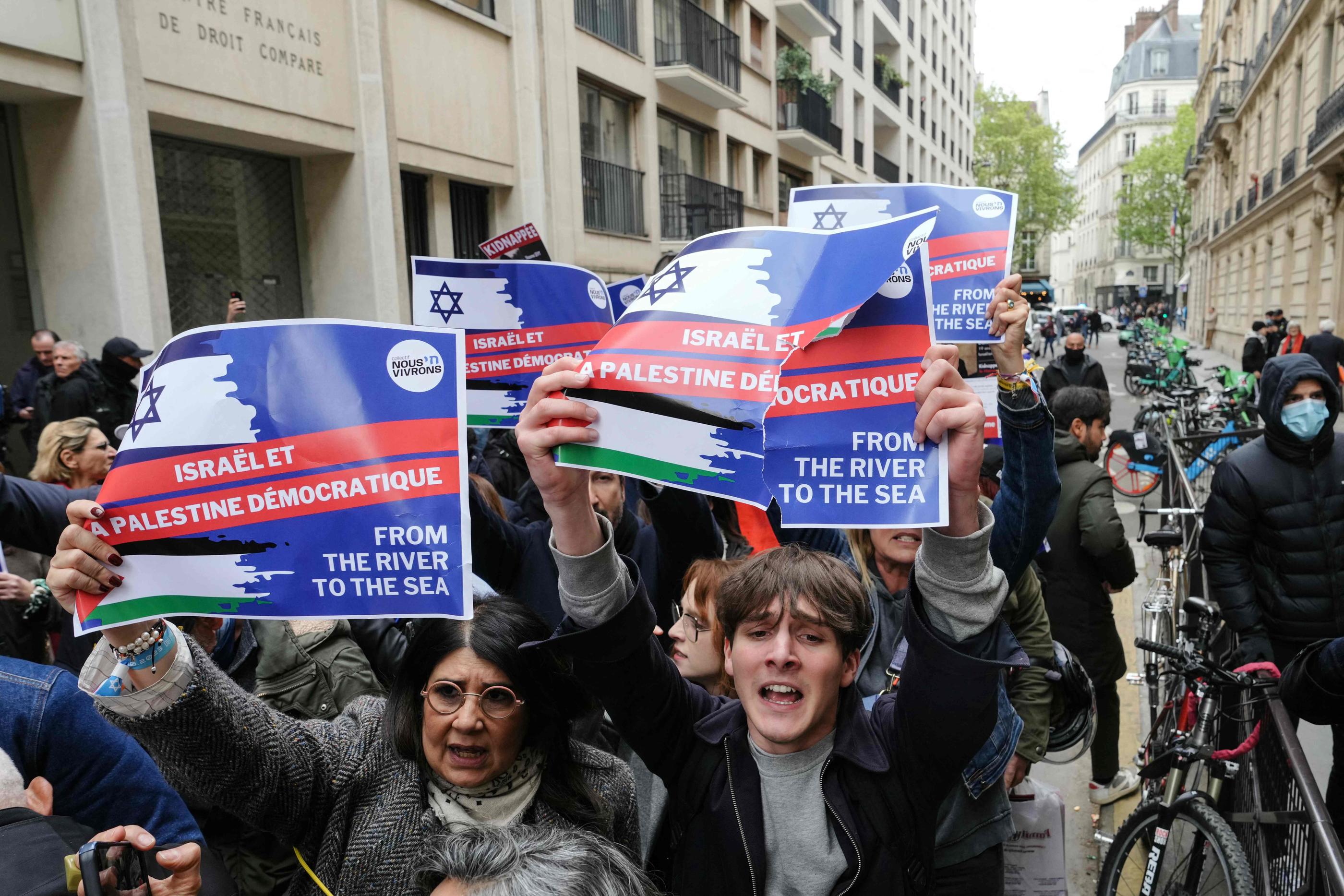 Des membres de « Nous Vivrons » se sont rendus devant le campus parisien de Sciences-po, où manifestaient plusieurs dizaines d’étudiants mobilisés pour la Palestine. Paris, le vendredi 26 avril 2024. AFP / Dimitar Dilkoff