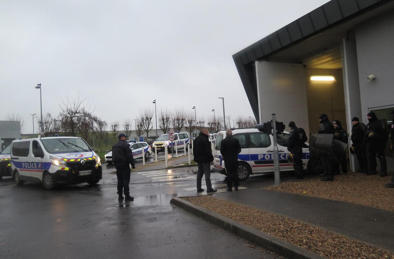 <b></b> Prison de Meaux-Chauconin, mercredi 24 janvier 2018. Vingt policiers sont entrés dans le centre pénitentiaire pour remplacer les surveillants qui ont refusé de prendre leur poste, pour la deuxième journée consécutive.