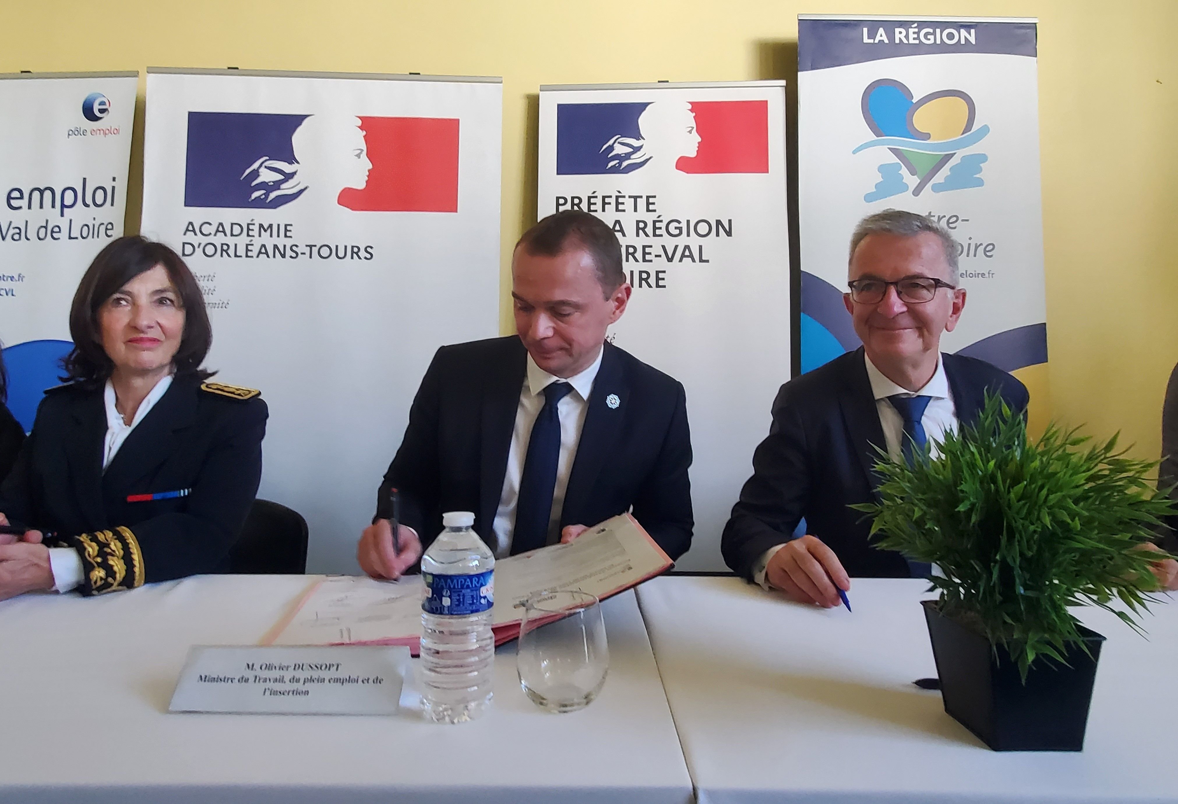 Le ministre du Travail Olivier Dussopt (au centre) est venu à Orléans le 10 novembre signer un protocole d’expérimentation France travail avec la région. LP/Elodie Cerqueira