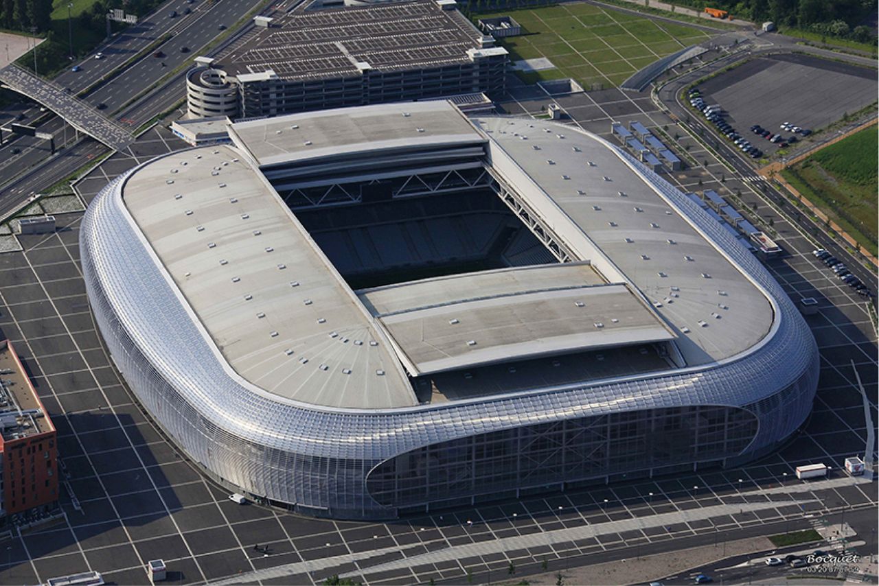 Construit dans le cadre de l’Euro 2016, le stade Pierre-Mauroy à Lille-Villeneuve-d’Asq accueillera des épreuves de football féminin et masculin. Un village olympique doté de près de 500 chambres a été construit à proximité. DR.