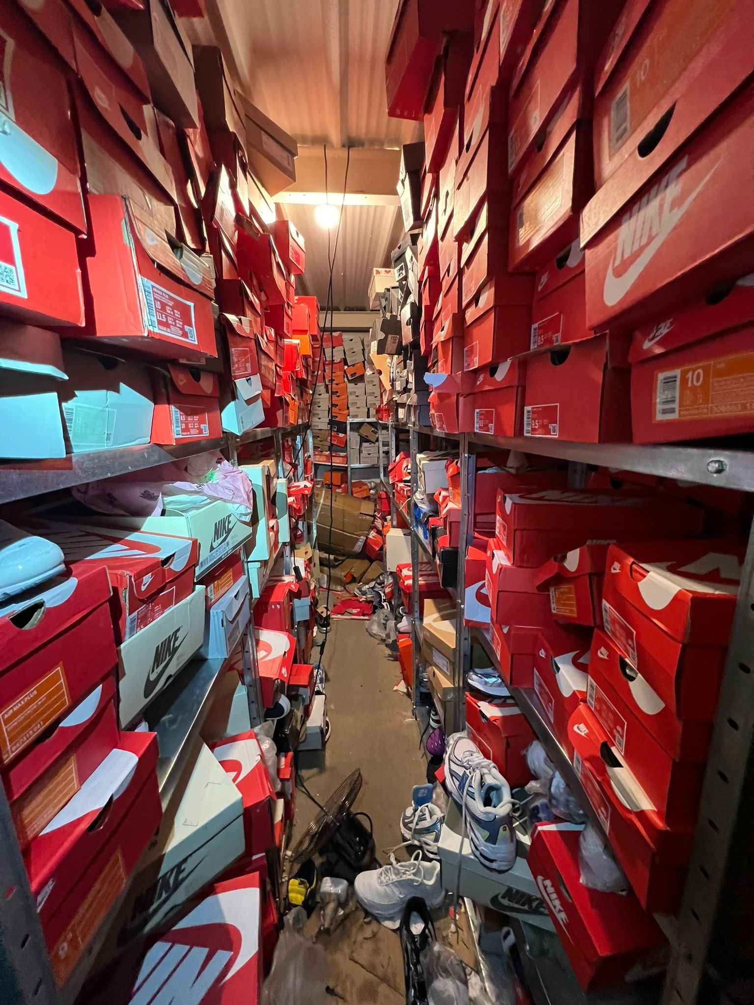 Saint-Ouen (Seine-Saint-Denis), rue des Rosiers, ce dimanche. Toutes les baskets étaient stockées dans ce box à étages. Il a fallu plus d'une journée aux policiers pour tout vider. DR