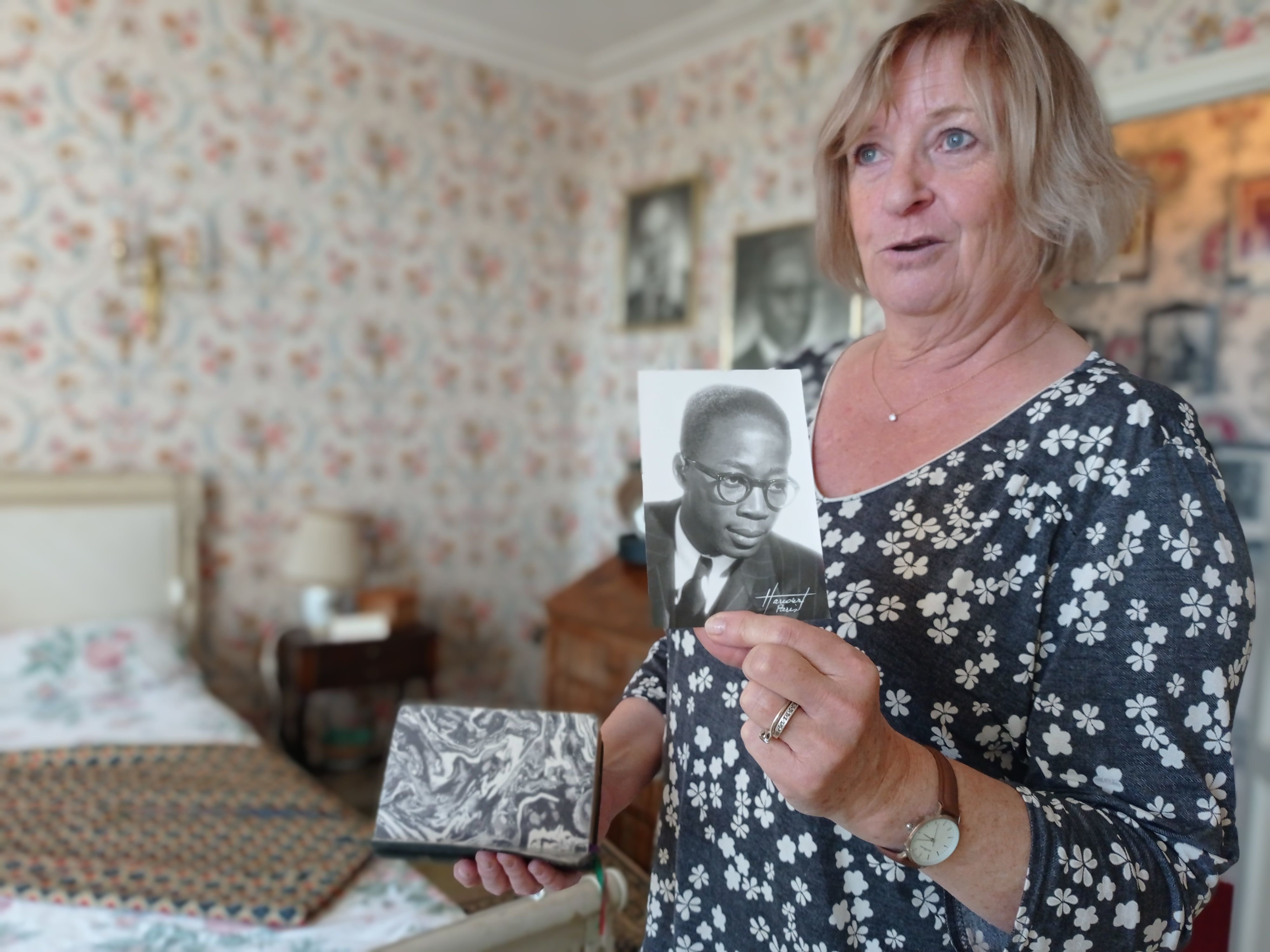 Le missel biblique de madame Senghor avec une photo Harcourt de son époux, toujours posé sur le chevet de lit de Colette, dans leur maison de Verson./LP/Lou Garçon