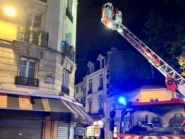 Rue Saint-Charles à Paris (XVe), ce dimanche. Un homme est décédé dans l'incendie de son appartement. DR