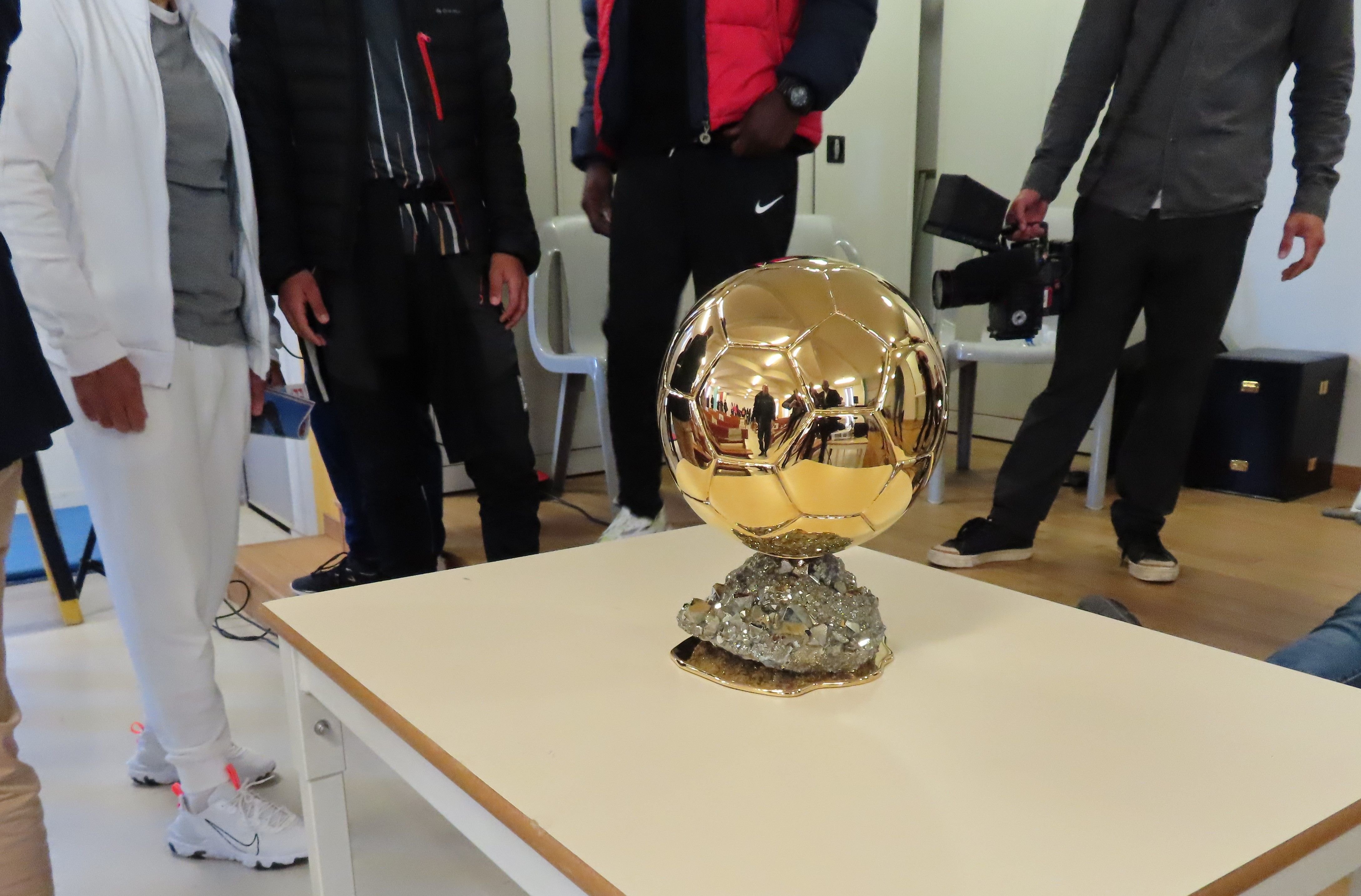 Fleury-Mérogis (Essonne), ce mardi. Le Ballon d'or, récompense individuelle suprême du foot, était présenté aux détenus à la maison d'arrêt par Pascal Ferré, rédacteur en chef de «France Football». LP/Bartolomé Simon
