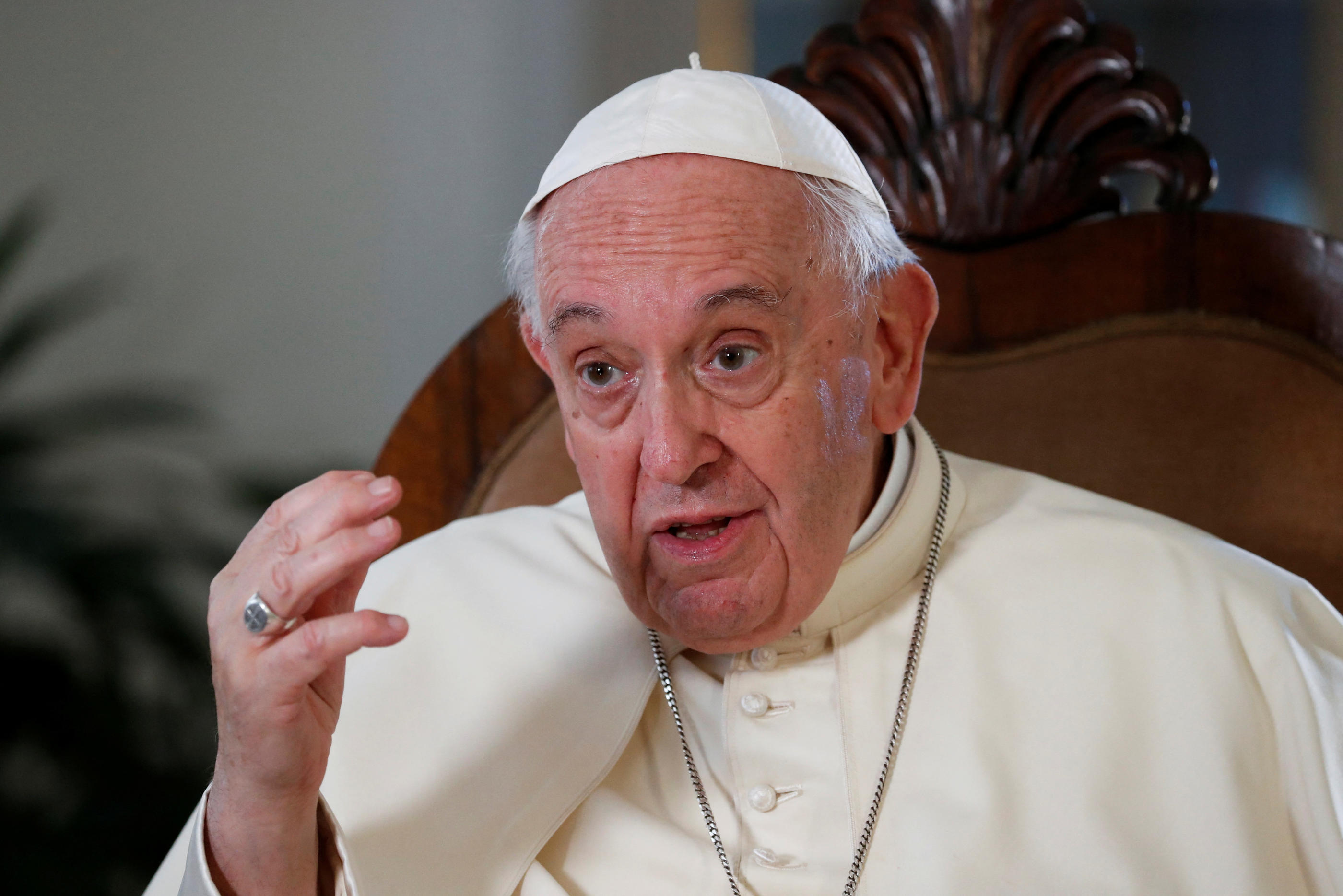 Le pape François, 87 ans, a annulé vendredi à la dernière minute sa participation au Chemin de Croix au Colisée de Rome. Reuters/Remo Casilli