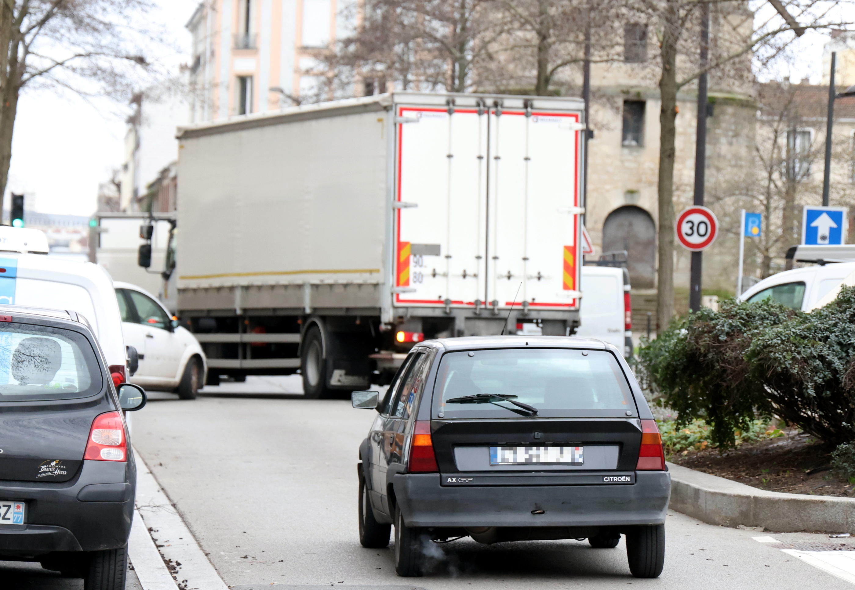 Environ 380 000 véhicules pourraient être concernés par la future interdiction de circulation des vignettes Crit'Air 3 sur la ZFE. (Illustration) LP/Jean-Baptiste Quentin