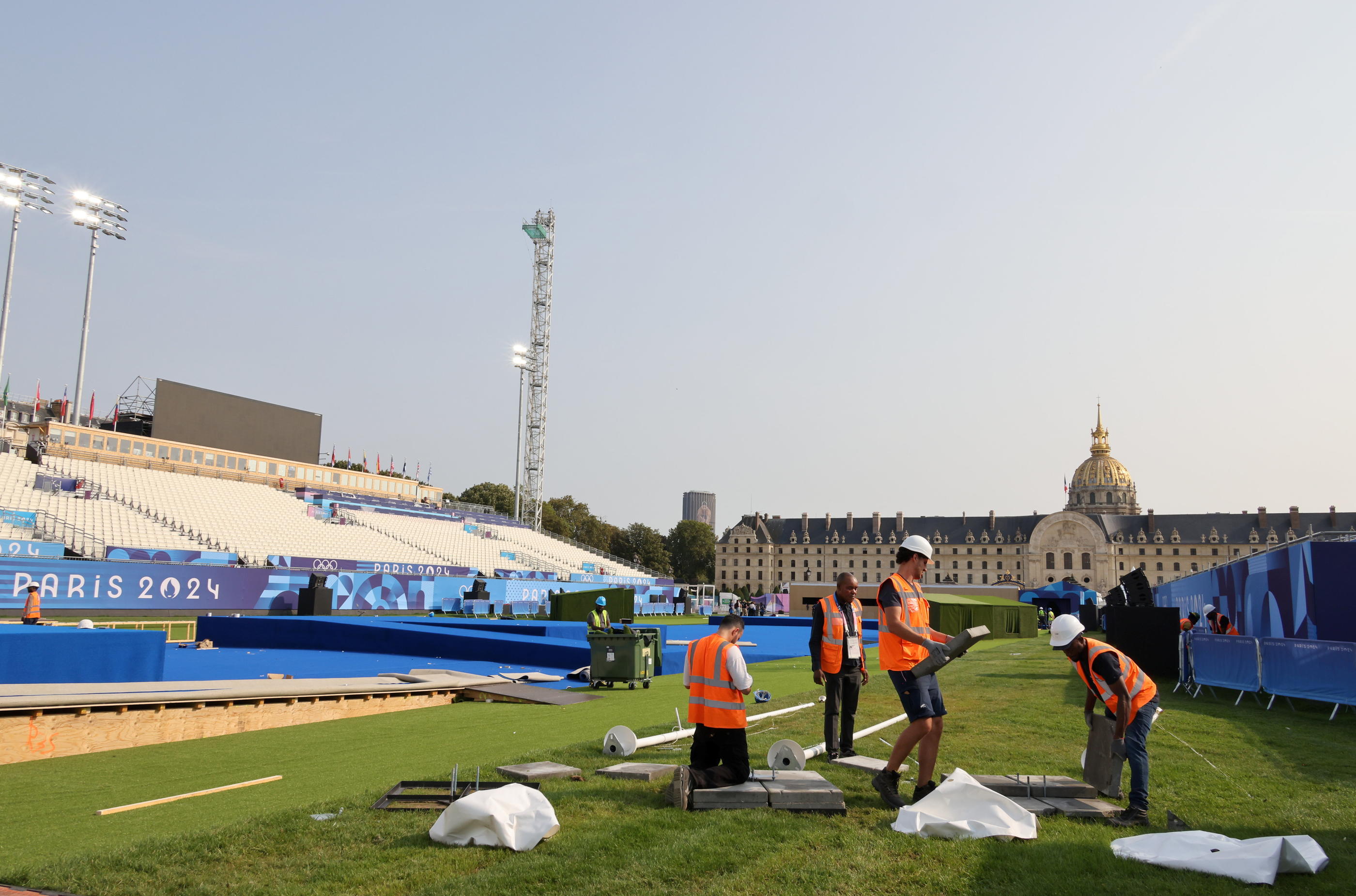 Esplanade des Invalides à Paris (VIIe), lundi soir. La transition du site pour accueillir les épreuves de para-tir à l'arc s'achève ce mardi. LP/Delphine Goldsztejn