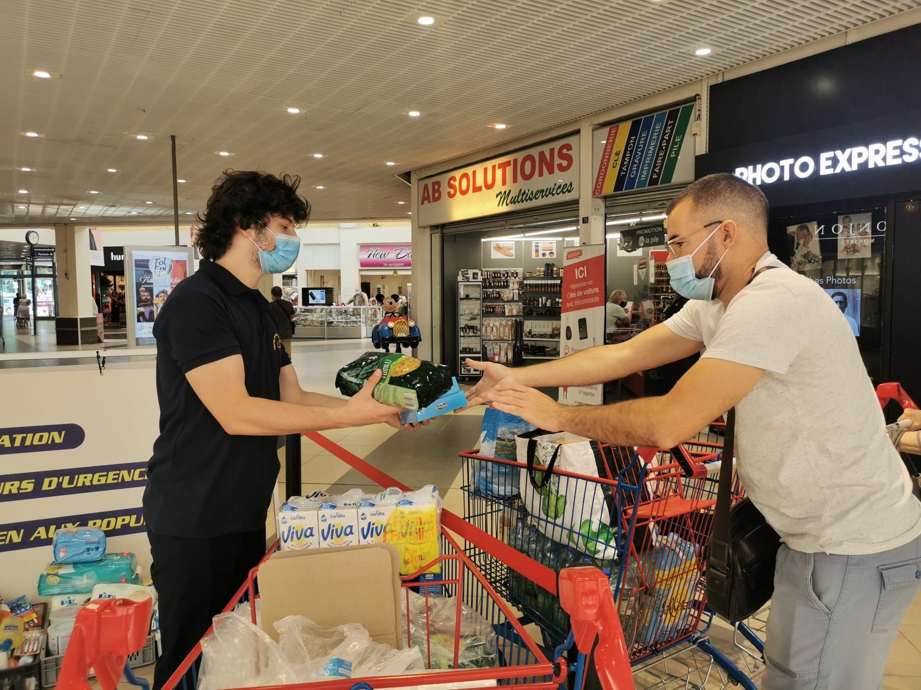 En une matinée, plus d'une centaine de personnes ont donné des biens de première nécessité au centre commercial Ville-du-Bois. Tout sera envoyé en Allemagne pour les sinistrés des inondations. LP/Hermine Le Clech