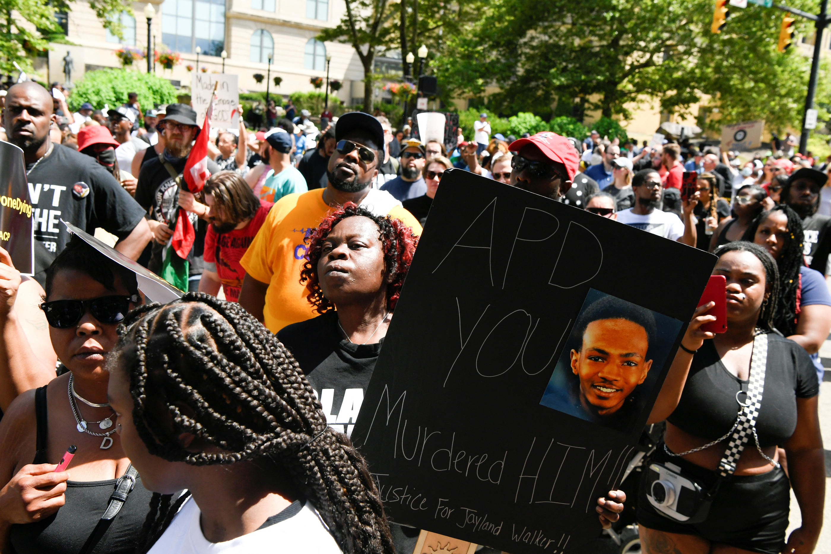 Etats-Unis : appels au calme après une vidéo d'un homme noir, mort criblé  de balles par la police - Le Parisien