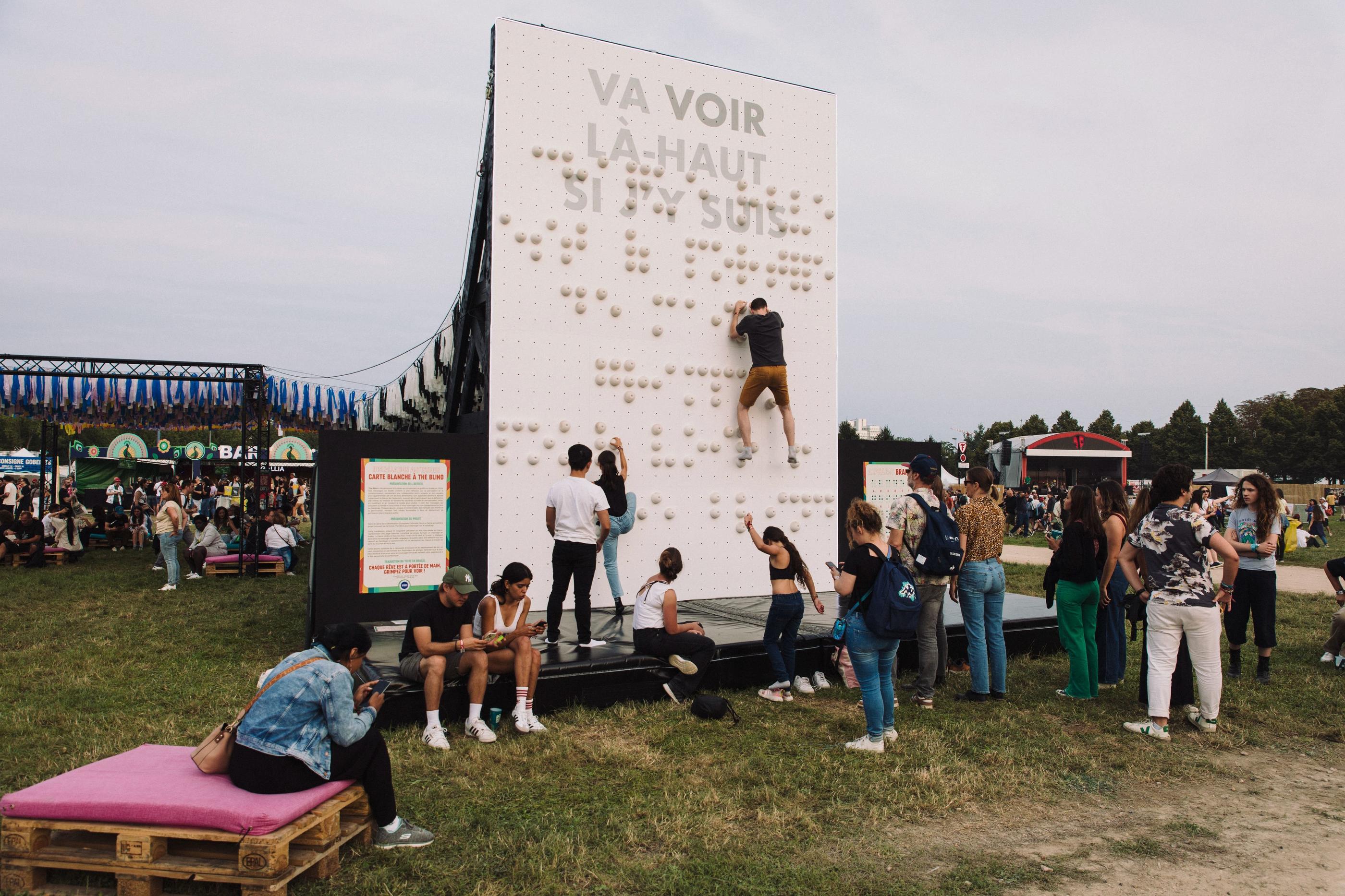 Saint-Cloud (Hauts-de-seine), le 22 août 2024. Comme de nombreux festivals, Rock en Seine a mis en place de nombreux moyens autour de l'inclusion et de l'accessiblité, notamment un plan du site écrit en braille. LP/Philippe Labrosse