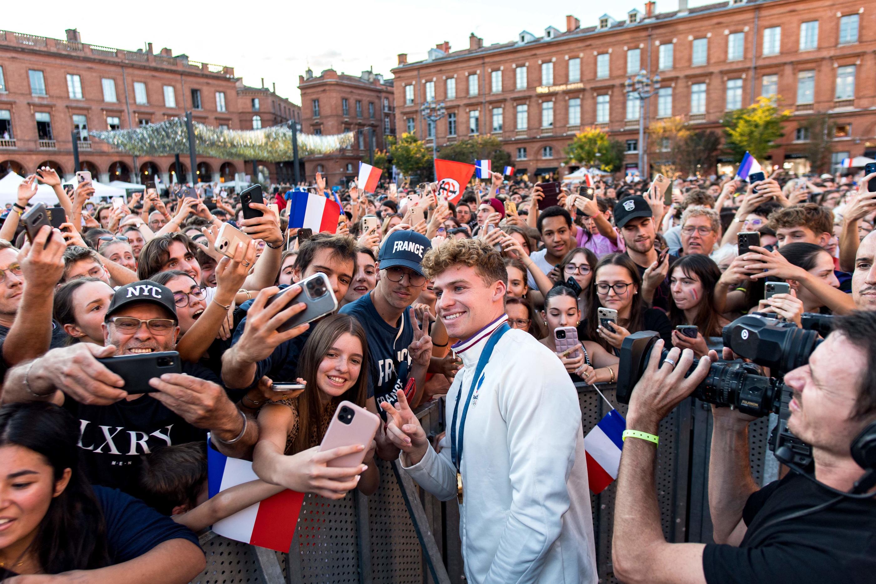 Léon Marchand a été acclamé chez lui, à Toulouse, ce mercredi 18 septembre. Comme tous les athlètes toulousains. AFP/Matthieu Rondel