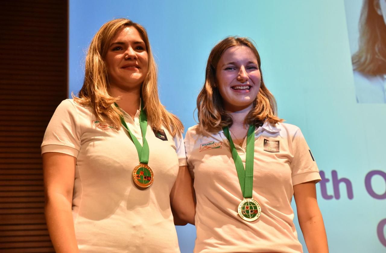 <b></b> Mathilde Thuillez (à droite) vient d’être sacrée championne du monde de bridge dans la catégorie filles par paires (moins de 26 ans) avec Sarah Combescure. 