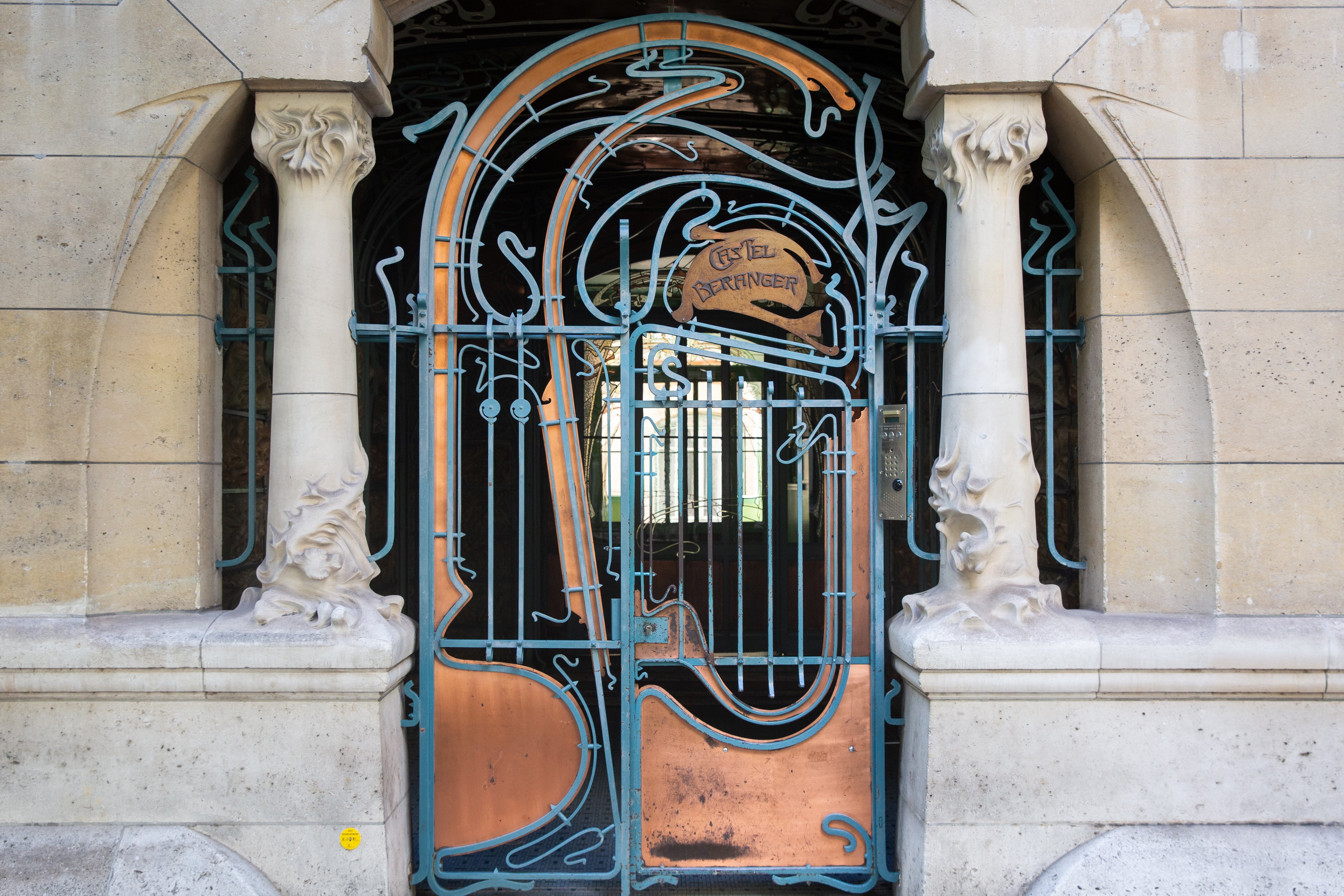 Au 14 rue Jean-de-La-Fontaine (Paris XVIe), le Castel Béranger a été construit par Hector Guimard, grand maître de l’Art nouveau. LP/Léa Jaffredo