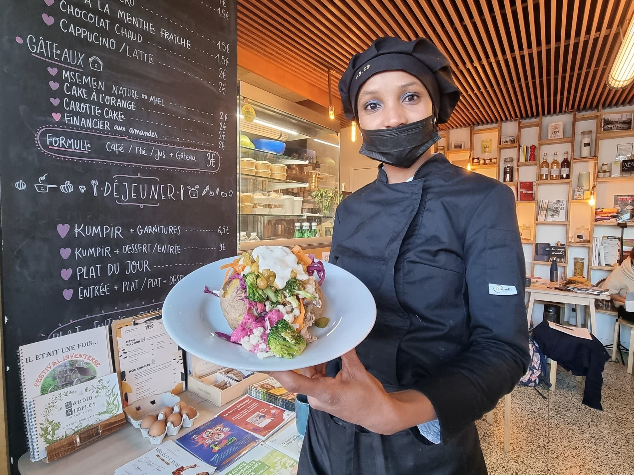 À Garges-lès-Gonesse (Val-d'Oise), l'association qui gère le café-restaurant 19.59, veut faire de son kumpir – une pomme de terre remplie de légumes de saison – le concurrent des tacos qui cartonnent dans les banlieues. LP/M.B.-L.