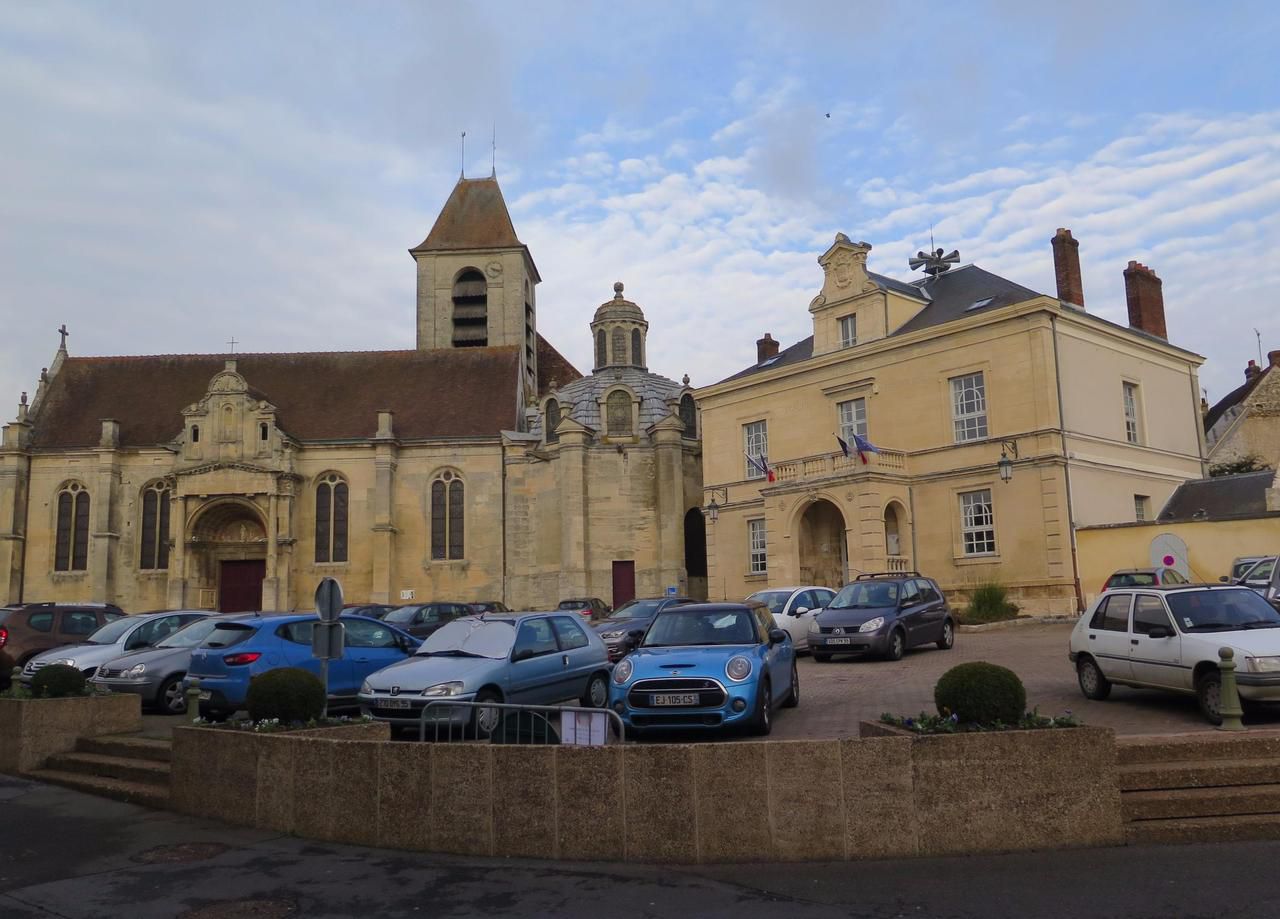 <b></b> La place de la mairie, actuellement utilisée comme parking, va être complètement réaménagée. 